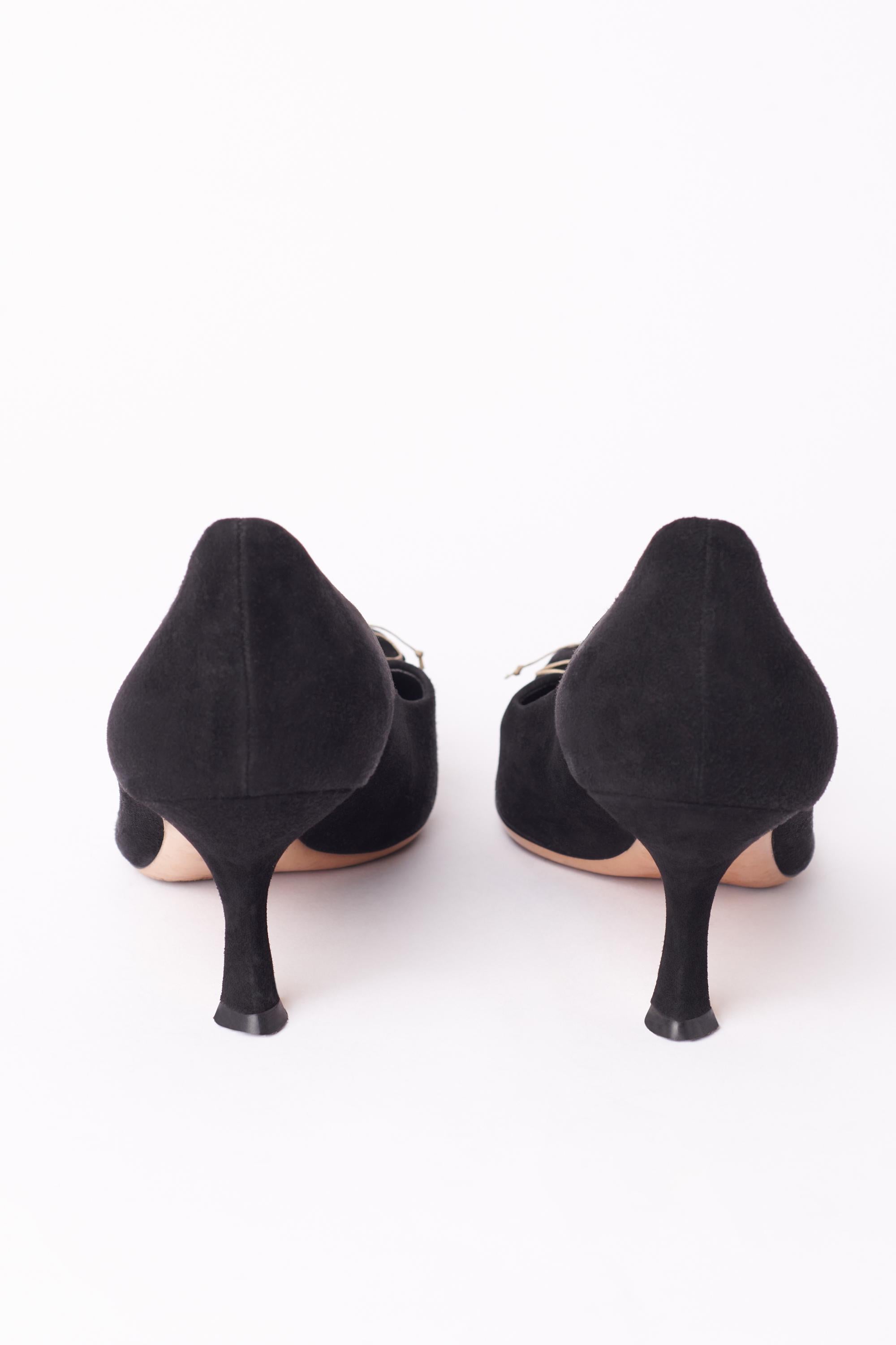 Vintage 2000's black suede pumps heels by Prada. Feature a suede fabric and a kitten heel pointed toe style. Beige thin topstitching with a bow finish at the front. In excellent condition. 
Authenticity guaranteed.

Size: UK5.5
Colour: Black
Tag