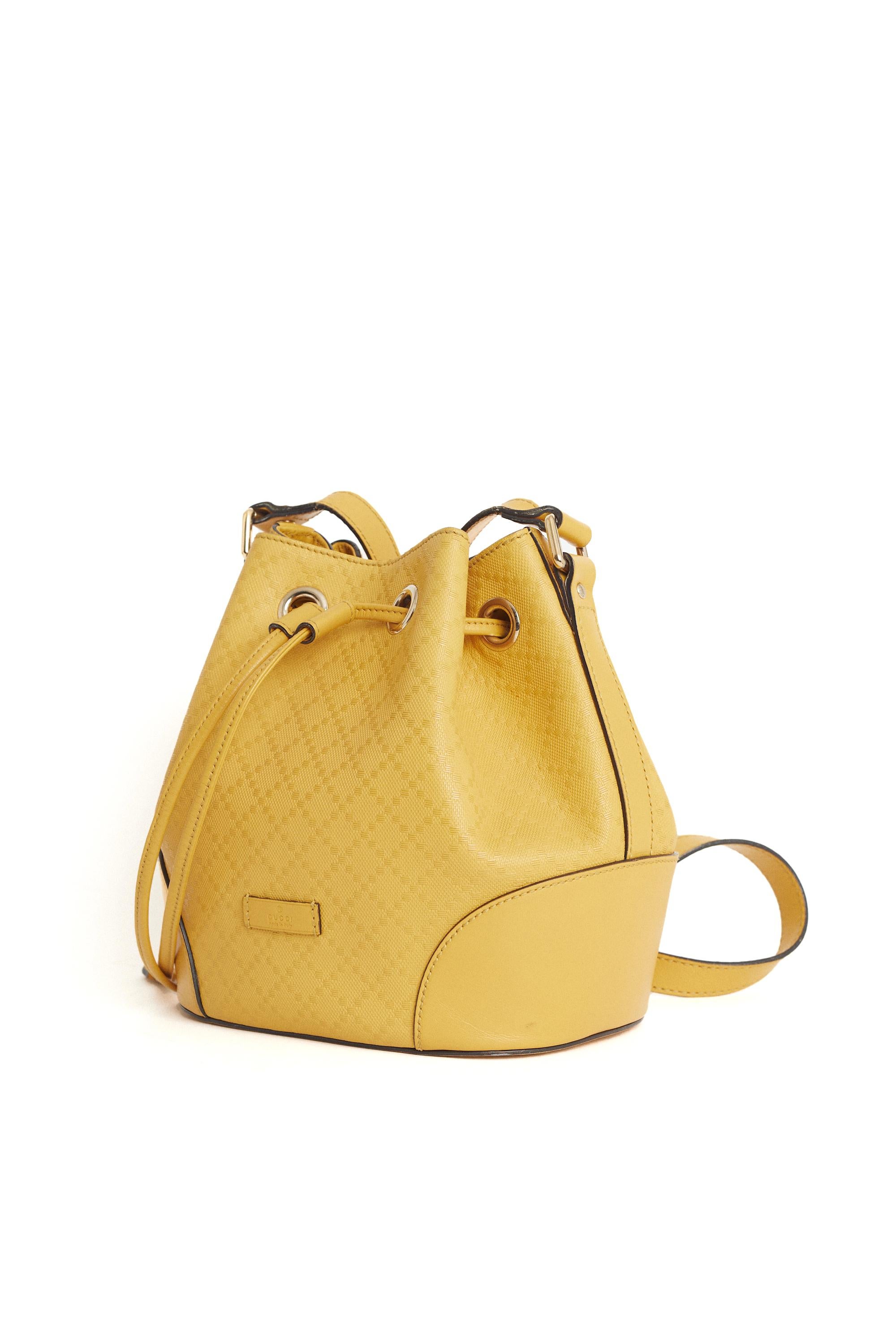 Vintage 2000's Gucci gelb diamante geprägte Bucket Bag. Mit einem verstellbaren, flachen Lederschulterriemen und einer offenen Oberseite mit Kordelzugverschluss,  Reißverschluss- und Steckfächer innen. Vorgetragen, in ausgezeichnetem Vintage-Zustand