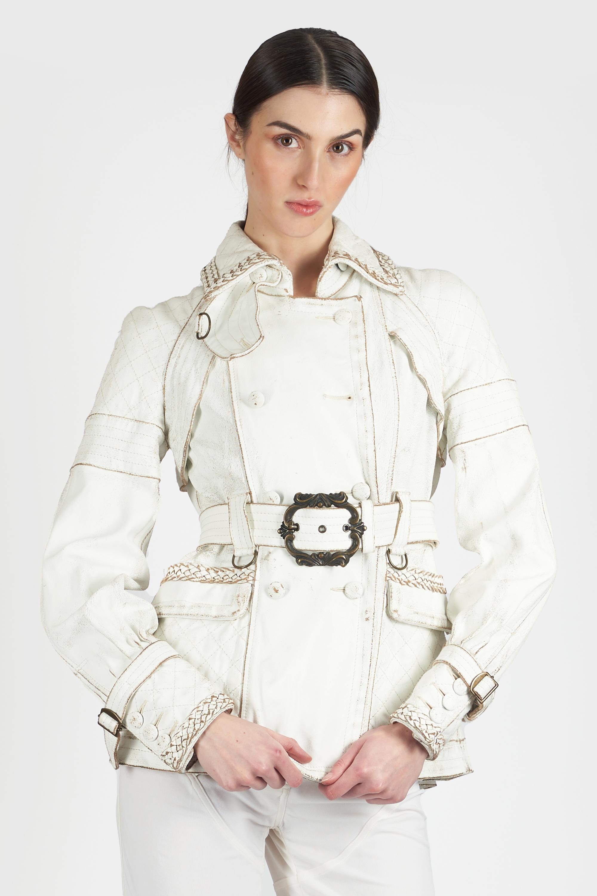 Die weiße Jacke von Roberto Cavalli 2000. Mit abgenutztem Leder, einem Gürtel und Knopfverschluss. In großem Vintage-Zustand, bitte beachten Sie, dass ein Knopf fehlt.

Marke:Roberto Cavalli
Größe:UK 8
Farbe: Weiß
Größe des Labels: 40 IT
Moderne