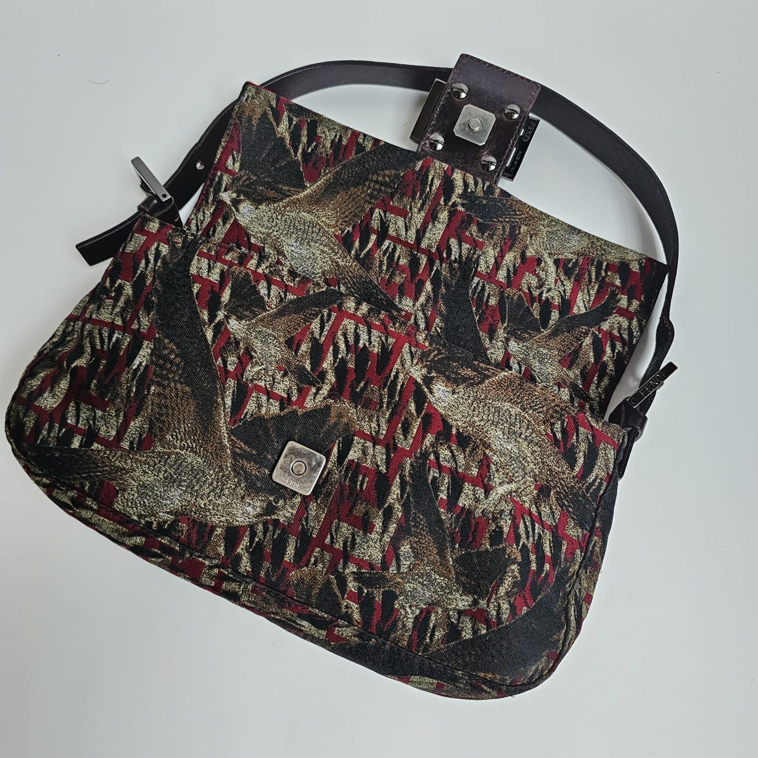 Sac Baguette classique de Fendi avec impression d'oiseaux. Léger ternissement sur le logo. Légers frottements sur certaines parties. Livré uniquement avec sa fiche produit.