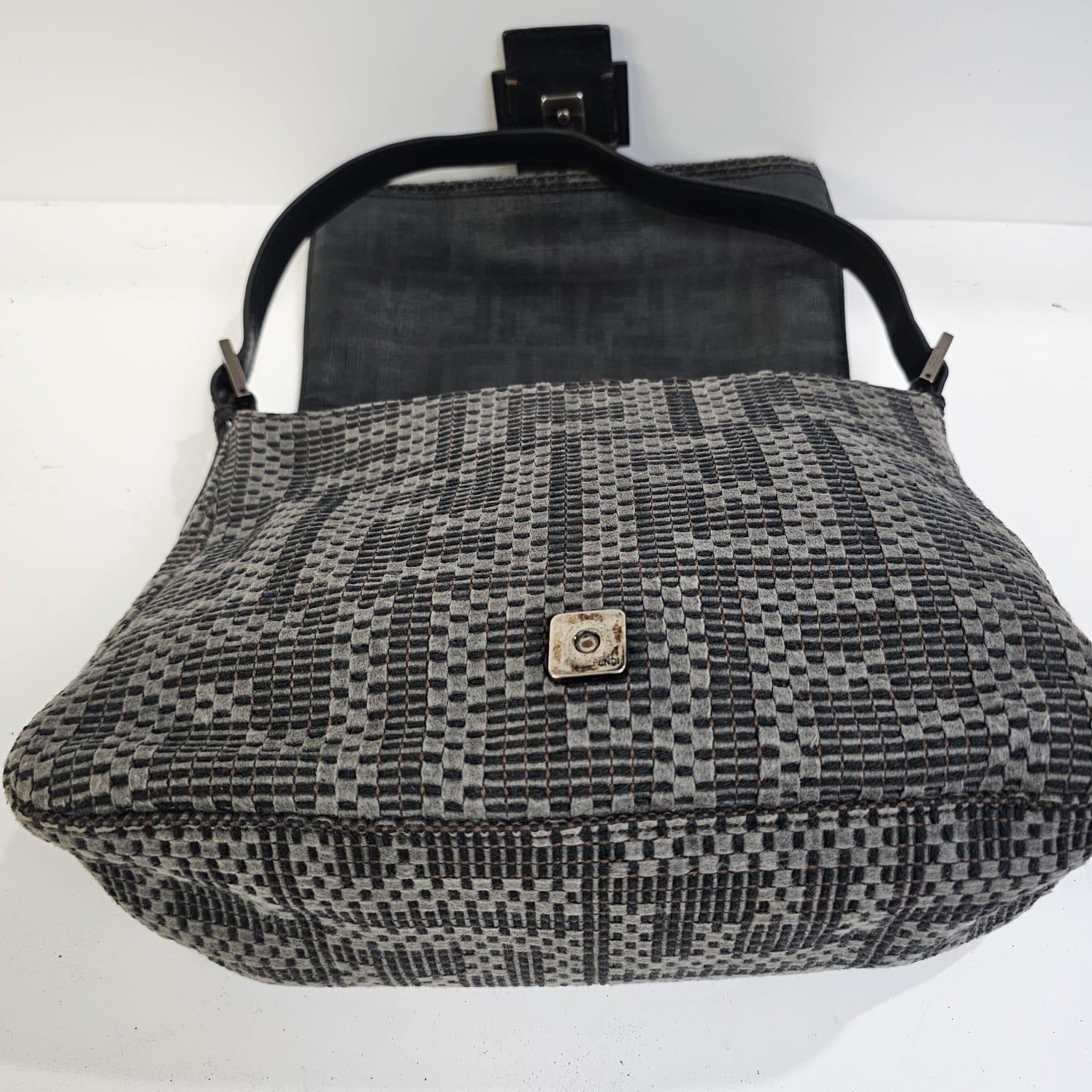 Sac baguette vintage Fendi Mama en noir et gris. Léger et facile à porter. Légers frottements sur les coins et légères rayures sur la doublure. Livré en l'état.