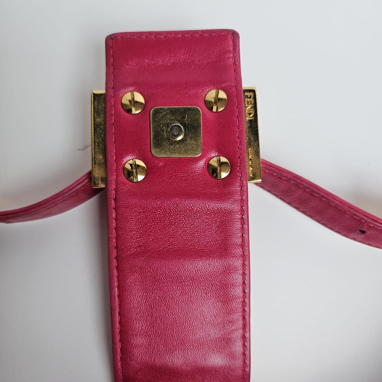 Vintage 2000s Fendi Fuchsia Suede Half Moon Hobo Shoulder Bag en vente 9