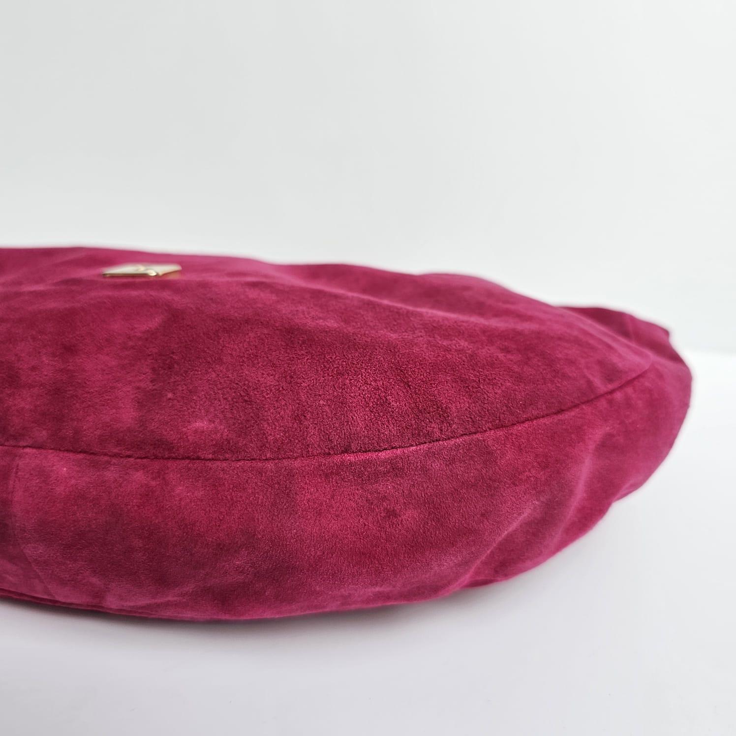 Vintage 2000s Fendi Fuchsia Suede Half Moon Hobo Shoulder Bag en vente 12