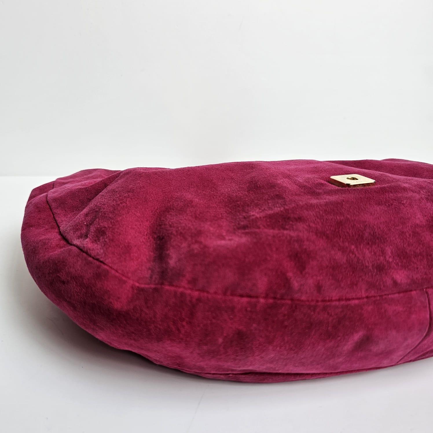 Vintage 2000s Fendi Fuchsia Suede Half Moon Hobo Shoulder Bag en vente 13
