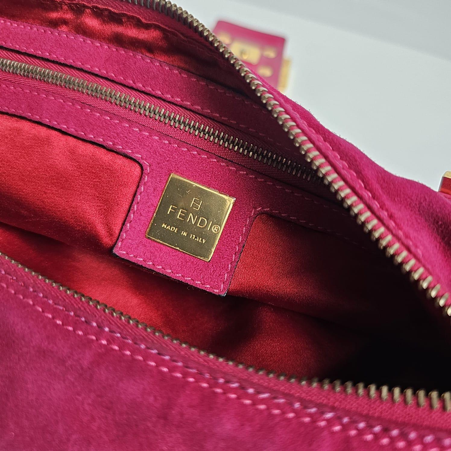 Vintage 2000s Fendi Fuchsia Suede Half Moon Hobo Shoulder Bag en vente 14