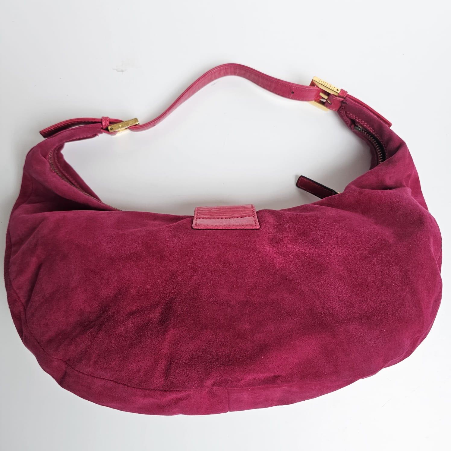 Vintage 2000s Fendi Fuchsia Suede Half Moon Hobo Shoulder Bag Bon état - En vente à Jakarta, Daerah Khusus Ibukota Jakarta