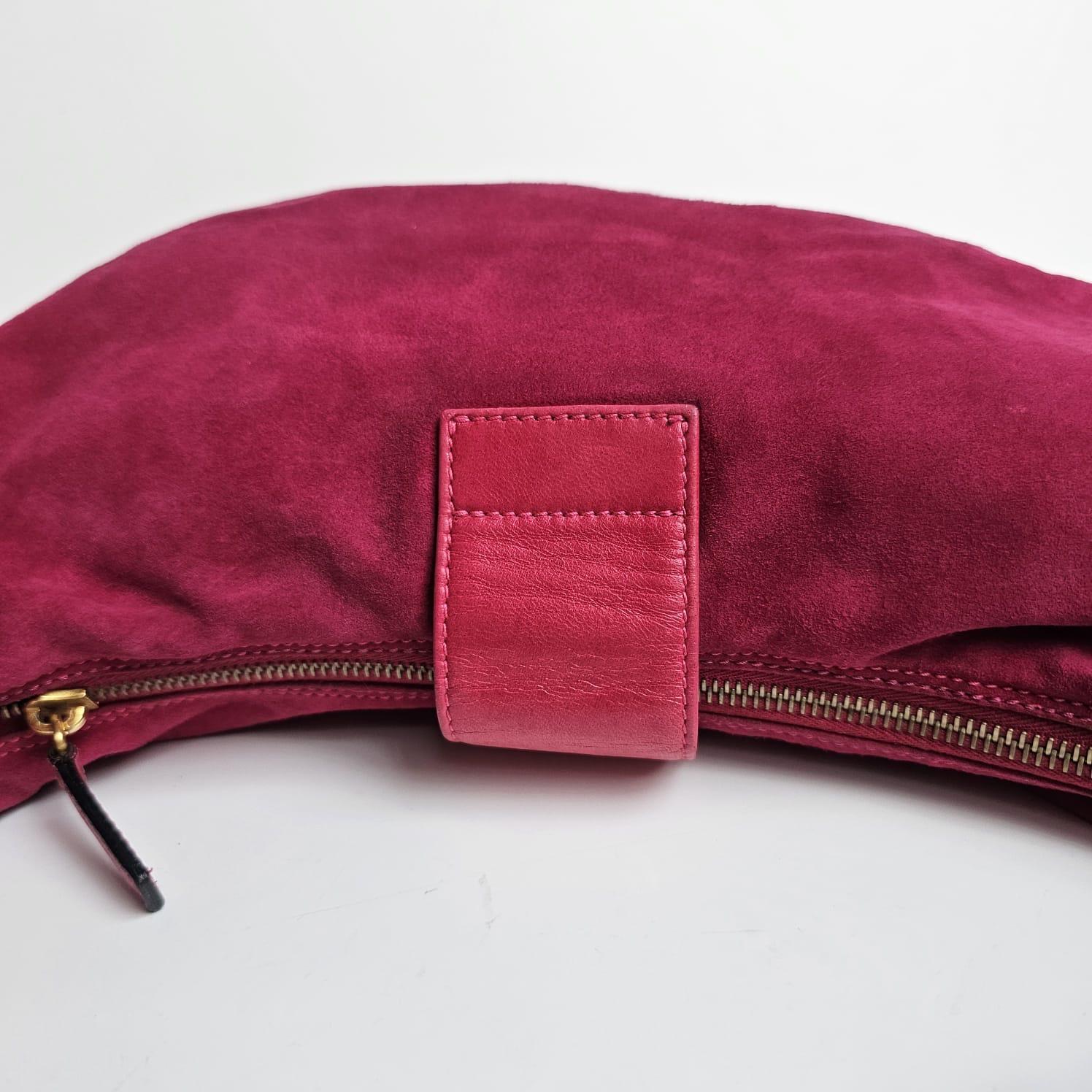 Vintage 2000s Fendi Fuchsia Suede Half Moon Hobo Shoulder Bag en vente 1