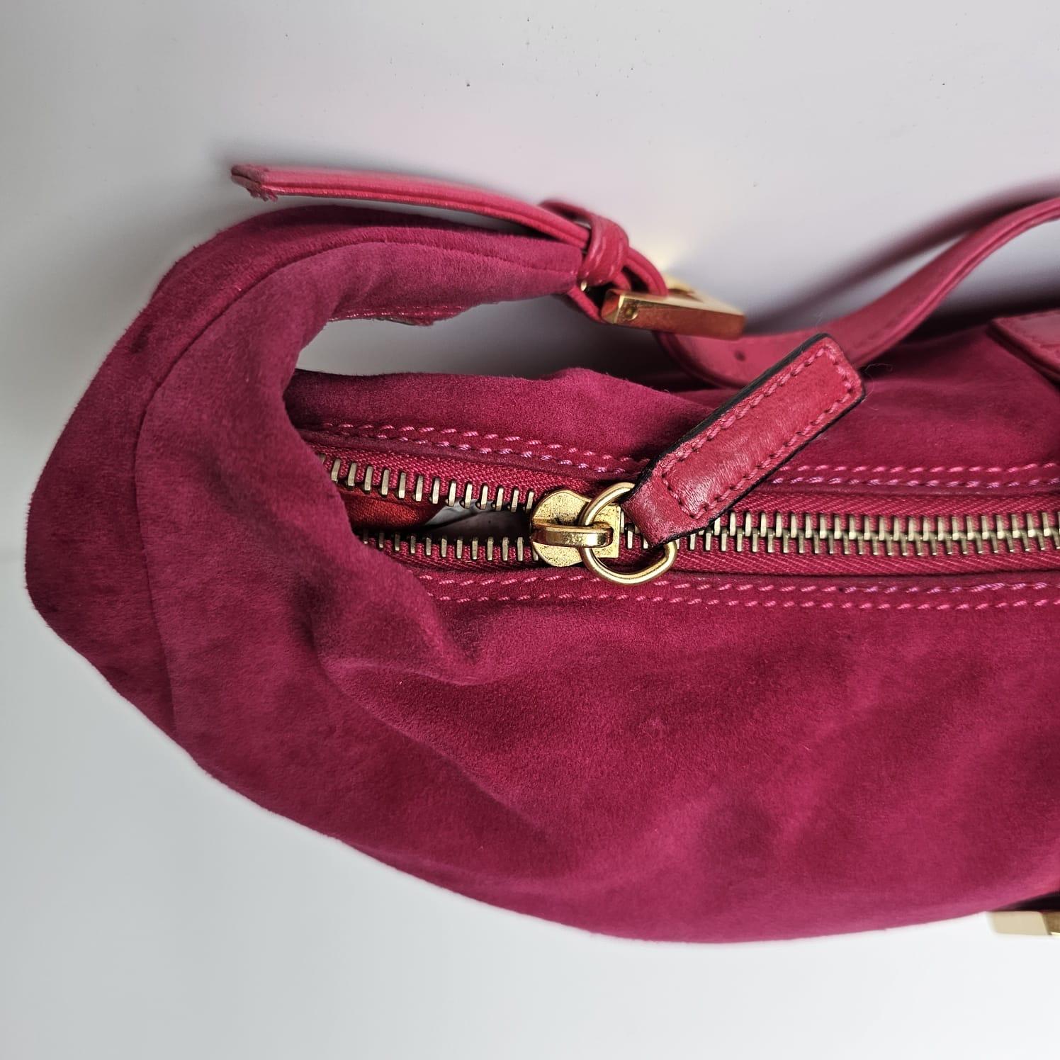 Vintage 2000s Fendi Fuchsia Suede Half Moon Hobo Shoulder Bag en vente 2