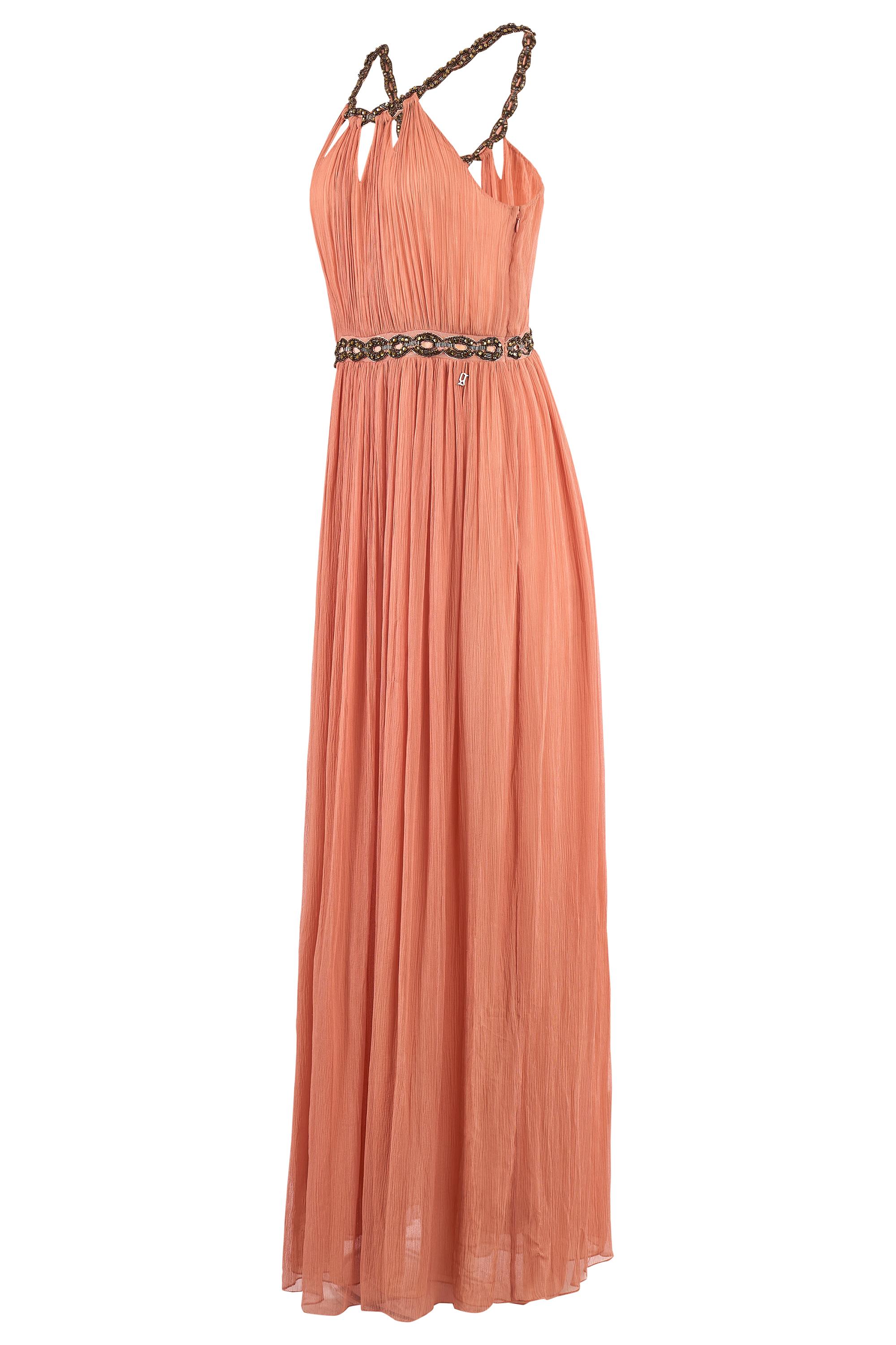 Vestido vintage de gasa melocotón John Galliano de la década de 2000. Confeccionado en ligera gasa melocotón, el vestido fluye sin esfuerzo con el movimiento, creando una silueta suave, como la de una diosa. El corpiño de cuello halter se acentúa