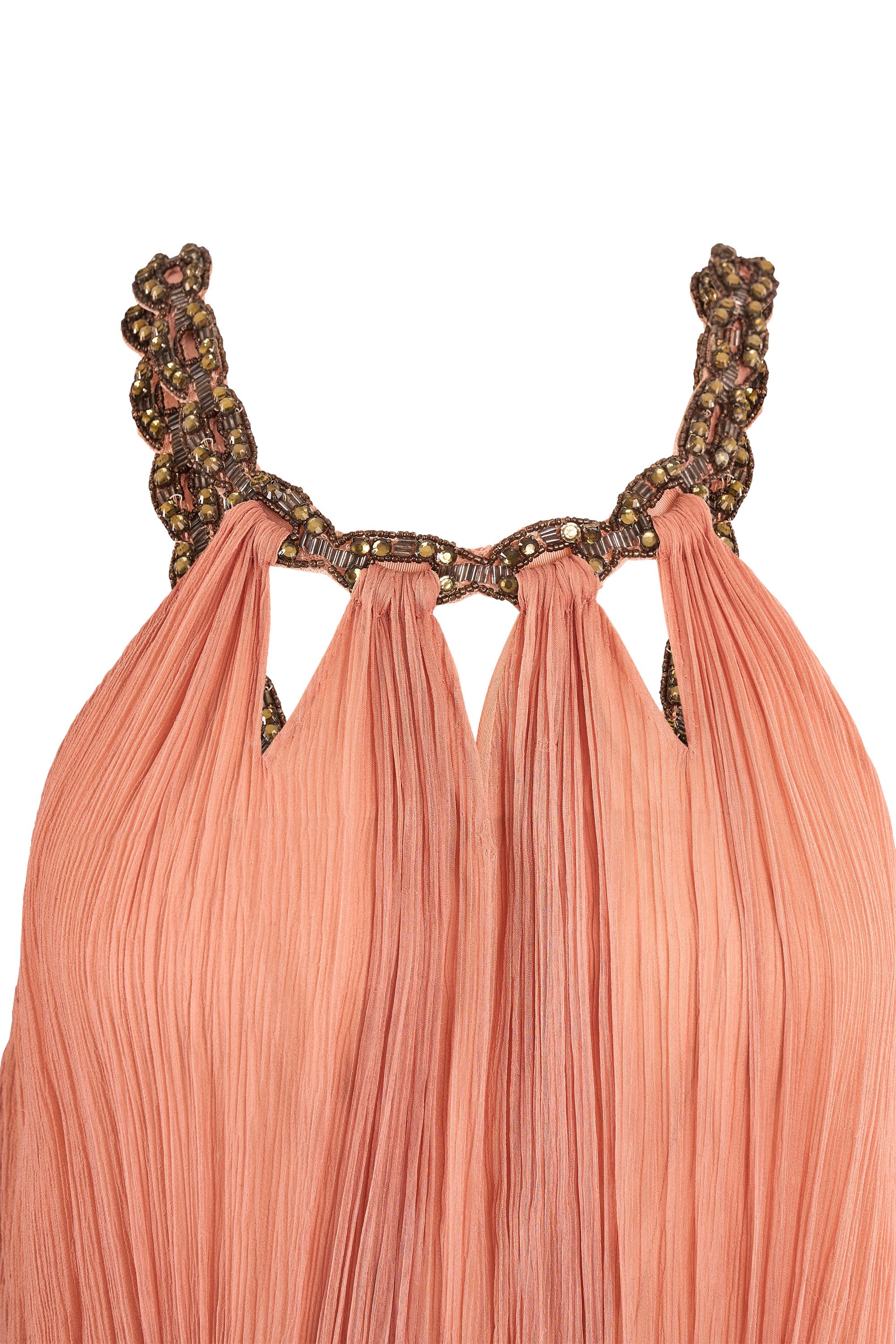 Vintage 2000's John Galliano Pfirsich Chiffon Kleid. Das aus leichtem pfirsichfarbenem Chiffon gefertigte Kleid fließt mühelos mit der Bewegung und schafft eine weiche, göttliche Silhouette. Das Mieder mit Neckholder-Ausschnitt ist mit einer