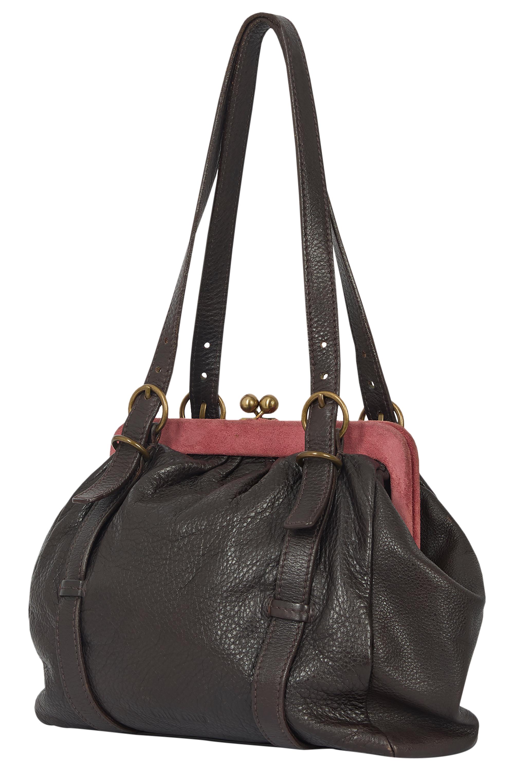 Vintage Miu Miu 2000's braune Ledertasche. Das Design aus schokoladenbraunem, genarbtem Leder wird durch einen weichen, rosafarbenen Wildlederbesatz kontrastiert und mit Messingbeschlägen abgeschlossen. Miu Miu Logo auf der Vorderseite eingraviert.