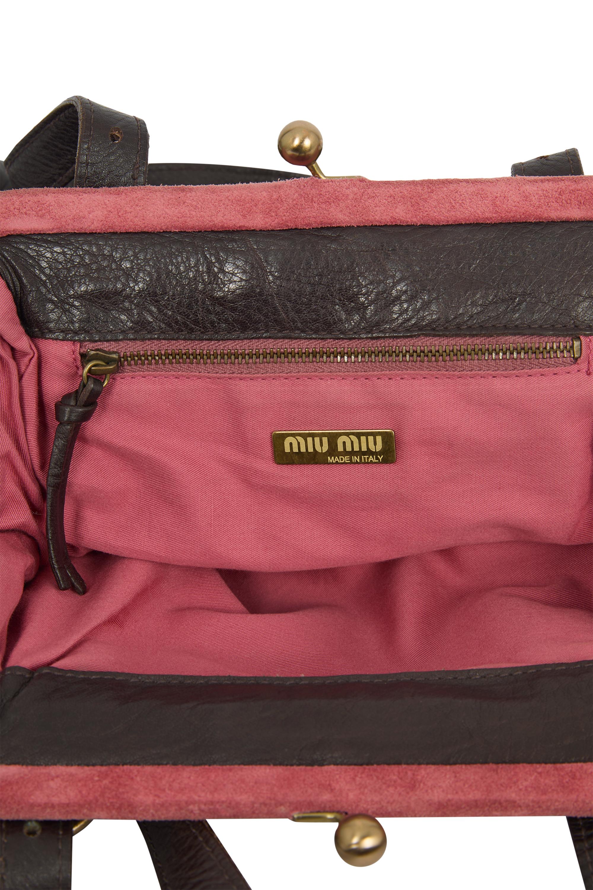 Vintage 2000's Miu Miu Braun Rosa Wildleder Kiss Lock Tasche für Damen oder Herren im Angebot