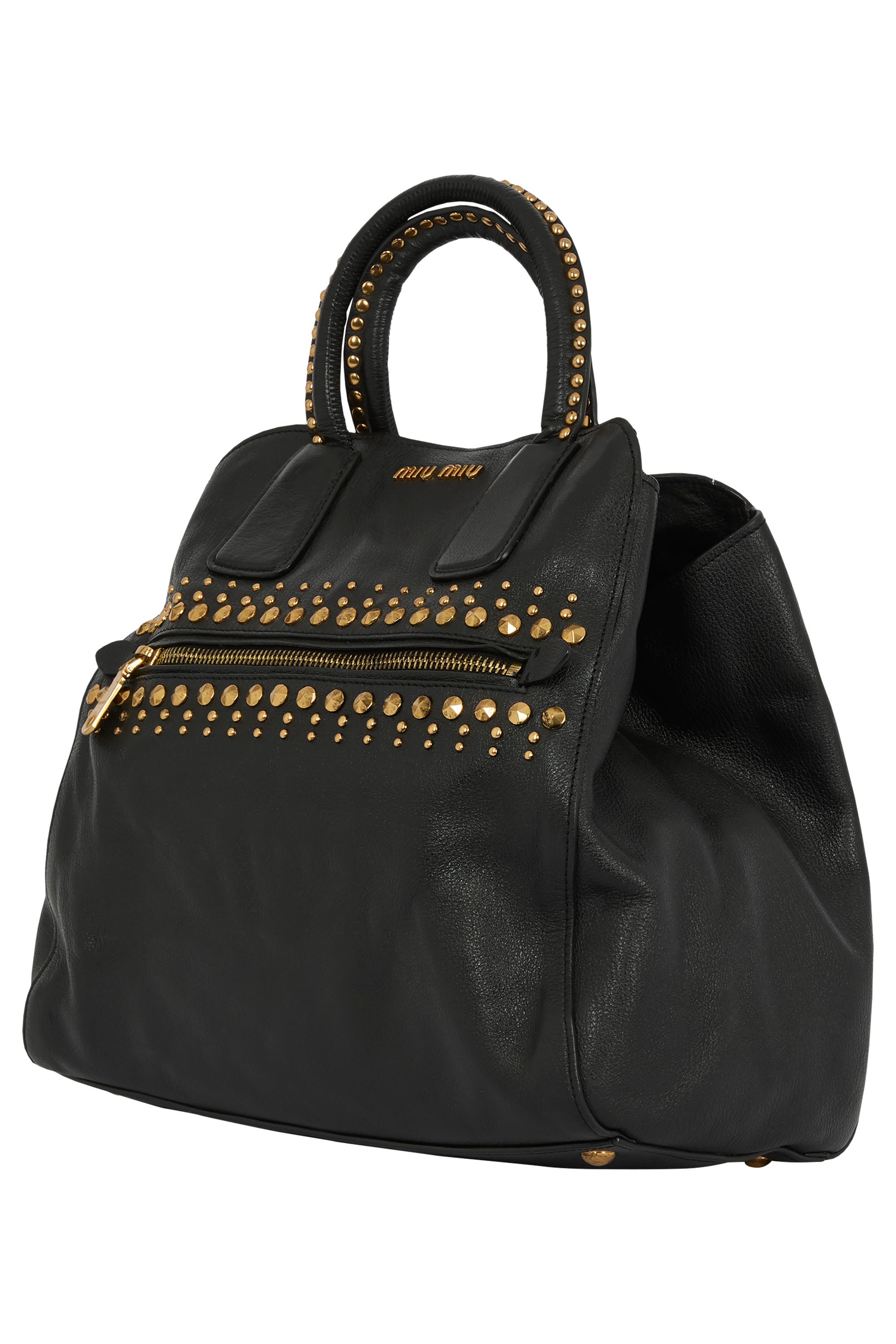 Vintage Miu Miu Circa 2000's sac en cuir noir . Le corps est en cuir souple noir avec des clous pyramidaux dorés. Poignées Rolle avec clous ronds dorés sur toute la surface, poches avant et arrière zippées, poche intérieure zippée et petits
