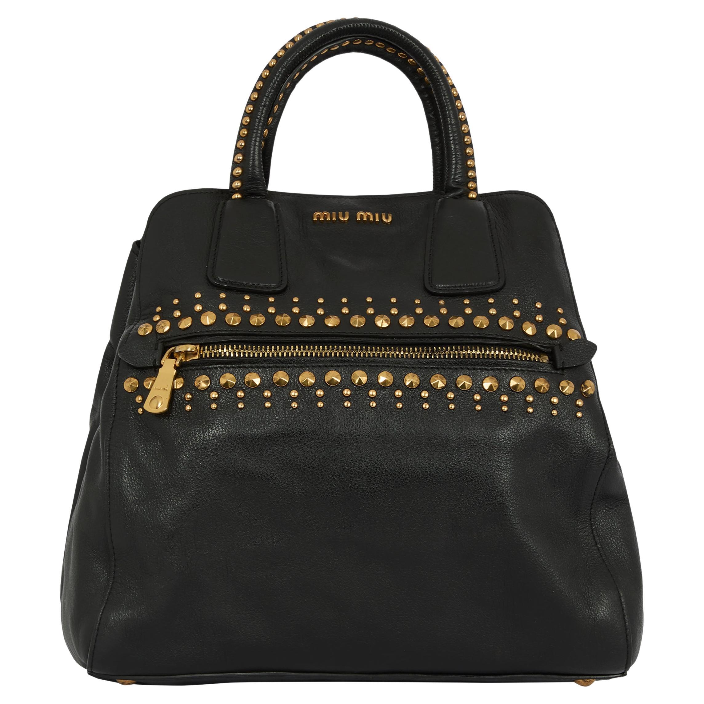 Borsa a trapezio vintage anni 2000 di Miu Miu in pelle nera con borchie d'oro