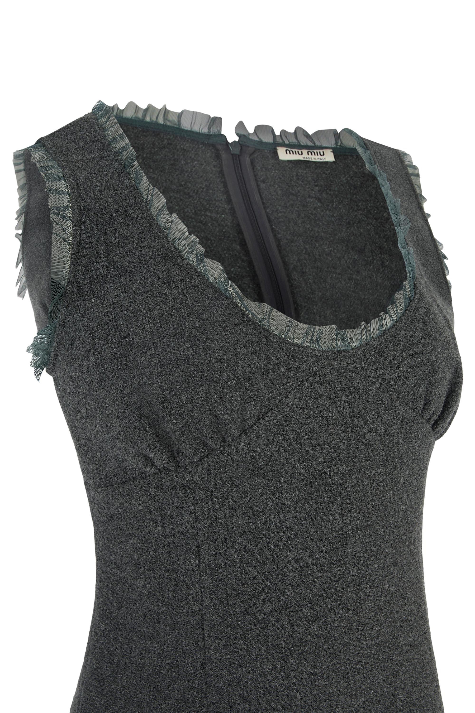 Nero Gilet vintage anni 2000 Miu Miu in lana grigia con volant in vendita