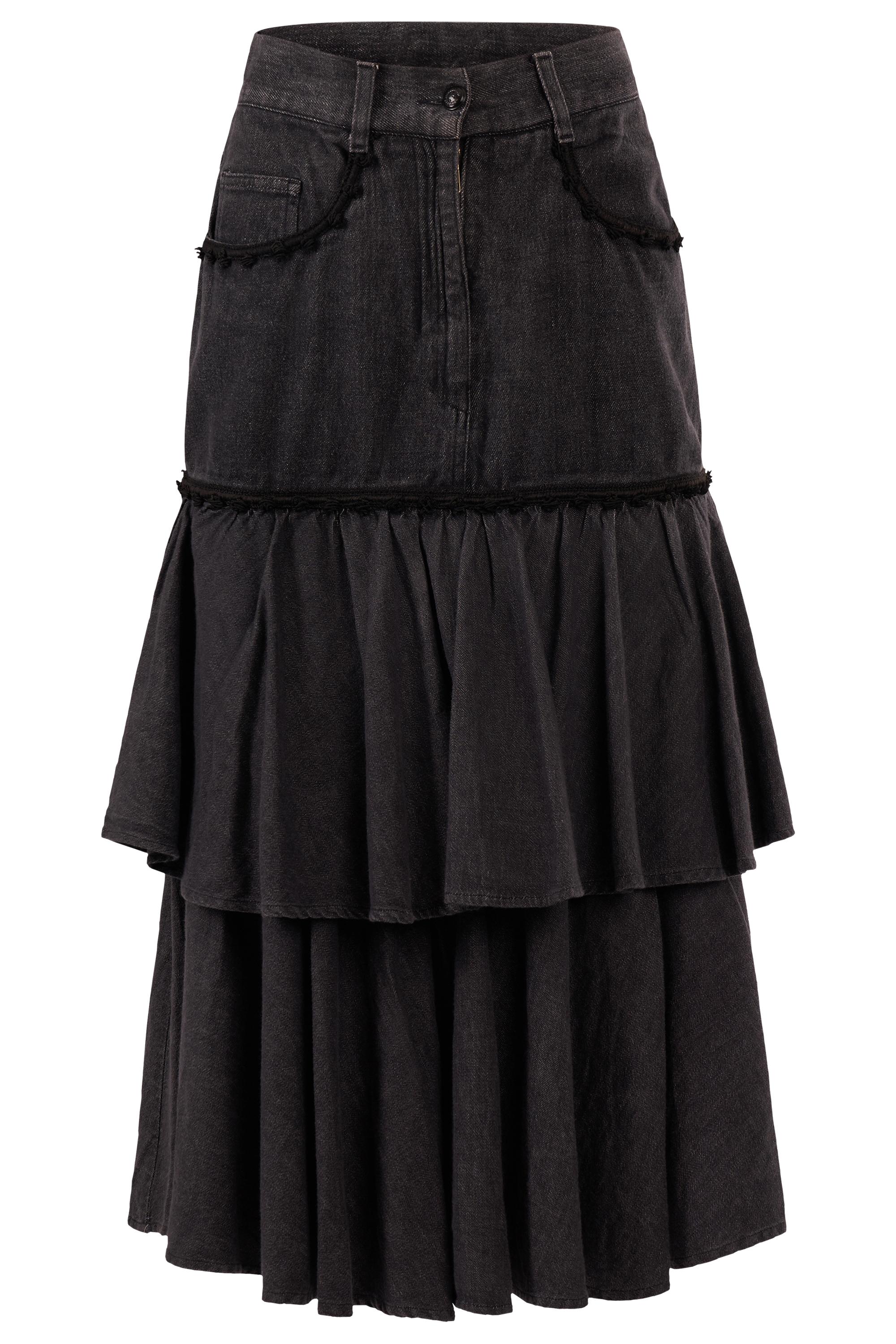 Vintage 2000's Moschino gris oscuro denim maxi falda . Presenta un tejido vaquero gris oscuro lavado, cintura estructurada con trabillas, cierre frontal de botones y bolsillos funcionales. Detalles bordados en negro en los bolsillos y las caderas.