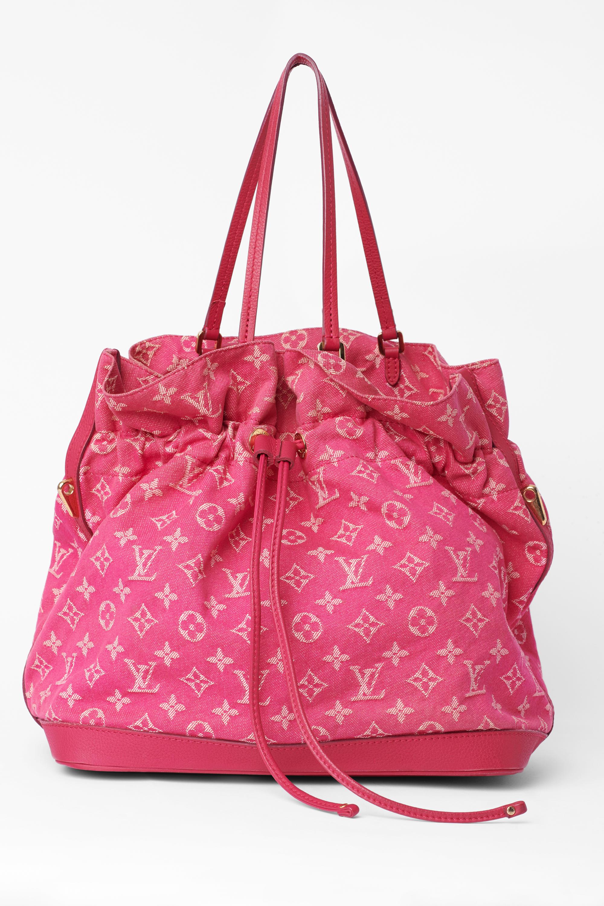 Vintage 2000's Louis Vuitton denim rose Noeful bucket bag. Il est orné du monogramme LV emblématique en toile rose, de brides en cuir rose, d'une bride supplémentaire plus longue pour le porter en bandoulière, d'une poche intérieure zippée au dos et