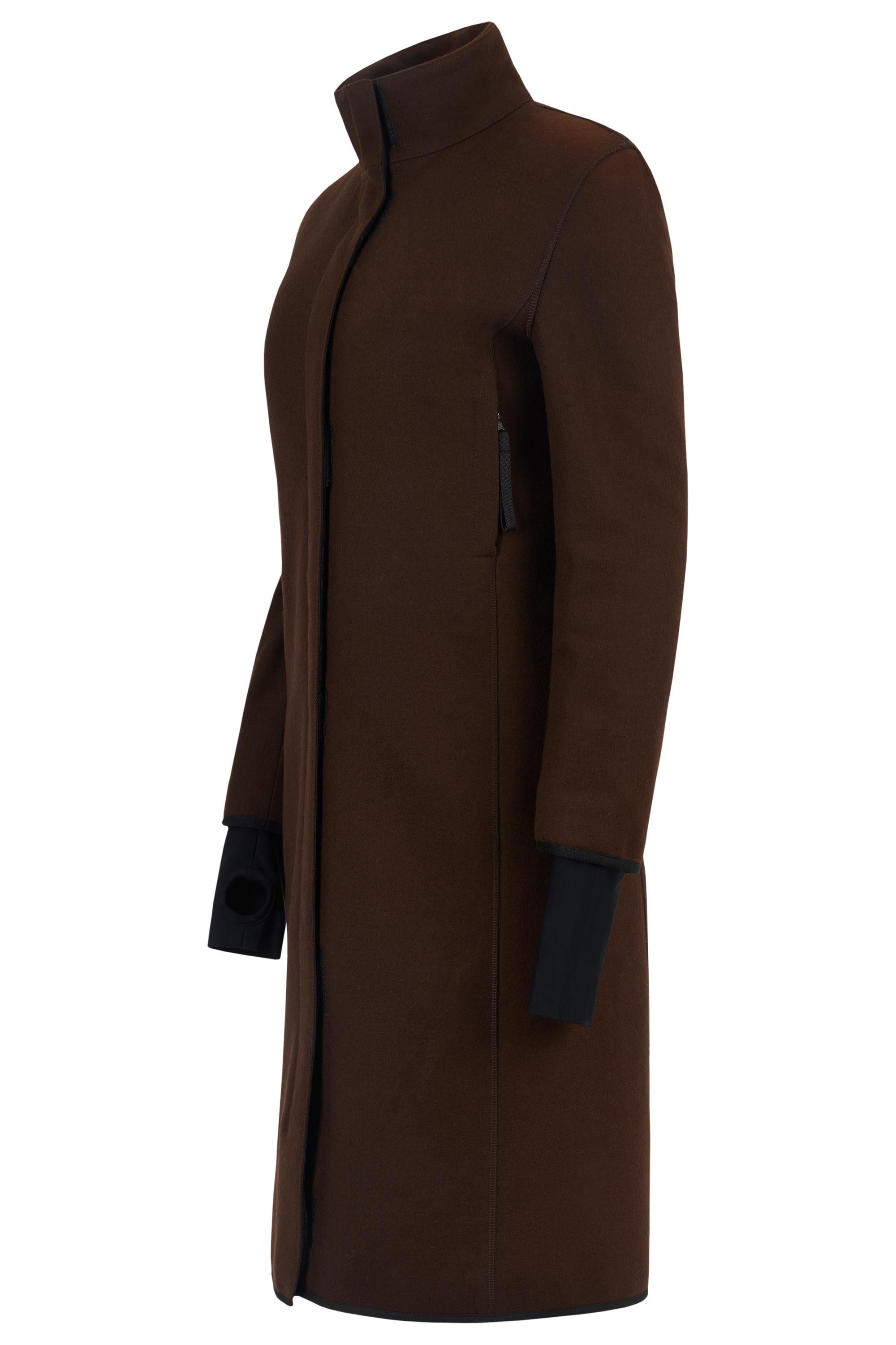Vintage 2000's Prada manteau en laine marron . Il se compose d'un riche tissu de laine marron, d'une coupe droite et nette à mi-longueur, de détails techniques en nylon à l'intérieur du col et sur les manches, de deux poches intérieures en velcro et
