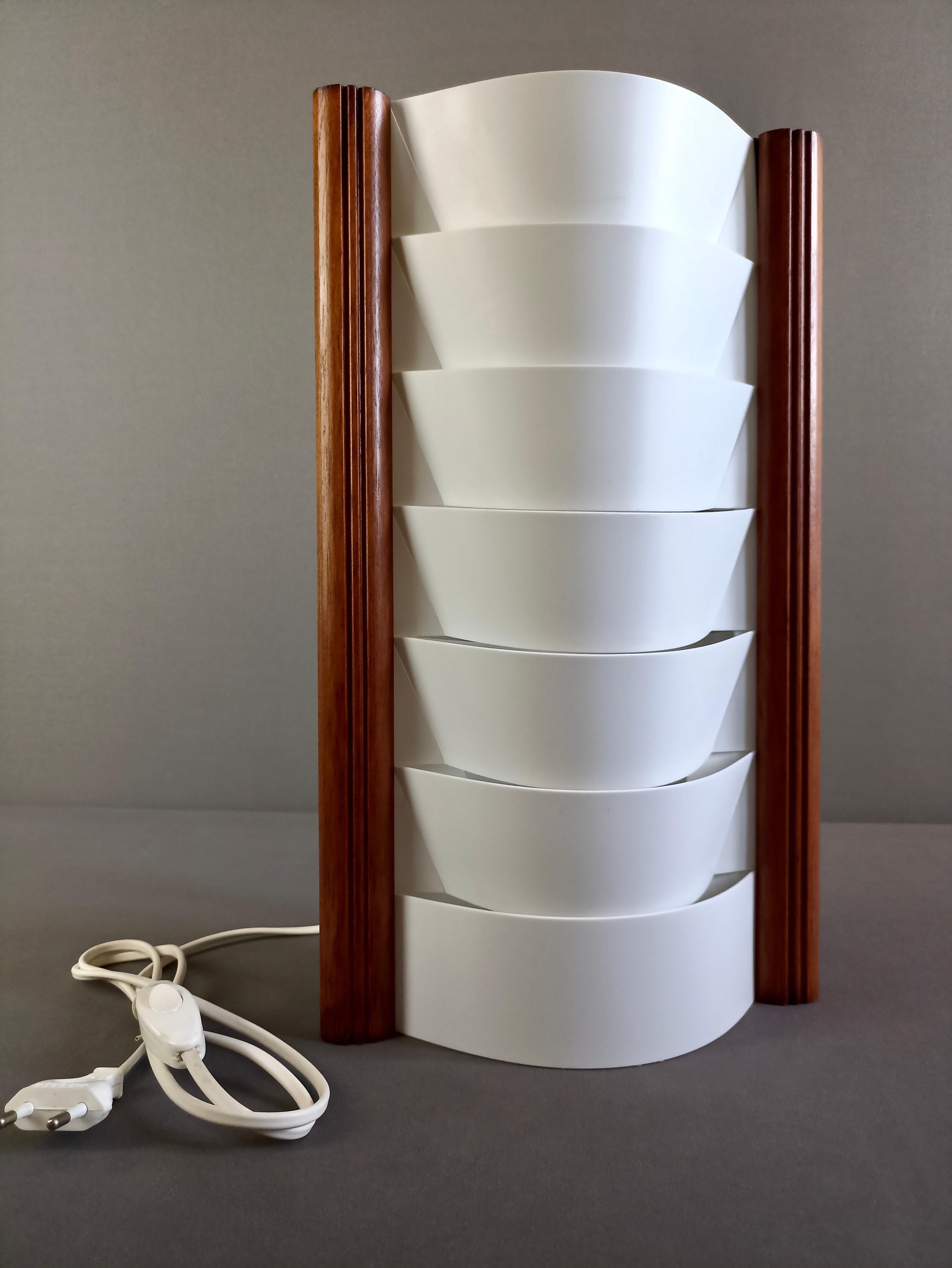 Vintage 2000s Samuel Parker Slamp S-Tube Opalflex plastic and wood table lamp. In Good Condition For Sale In Caprino Veronese, VR