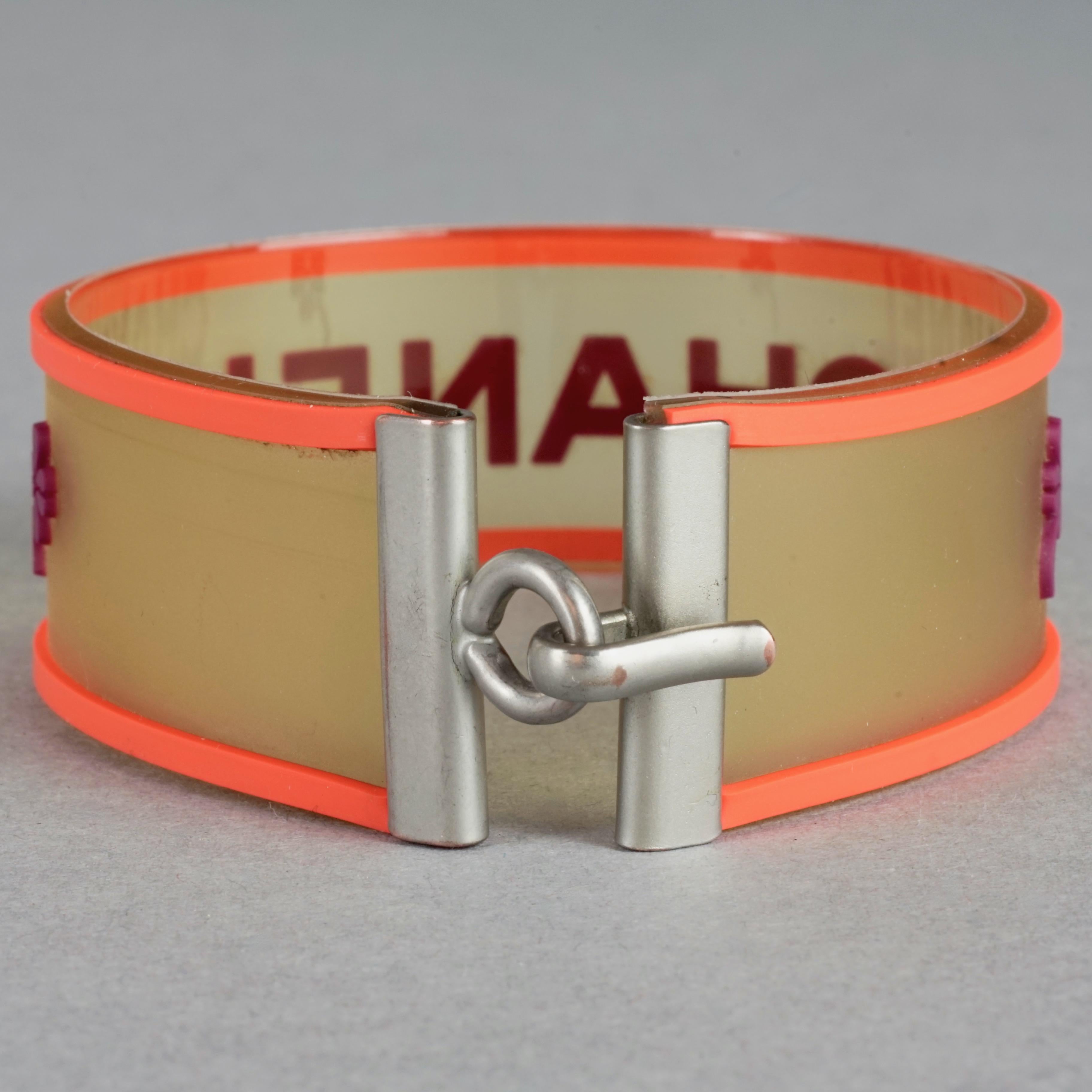 Vintage 2001 CHANEL Logo Camellia Orange Violet Rubber Cuff Bracelet In Good Condition For Sale In Kingersheim, Alsace
