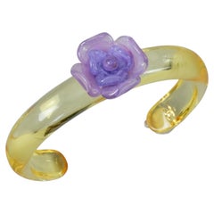 Vintage 2001 Chanel Bracciale traslucido con fiore di camelia e logo CC