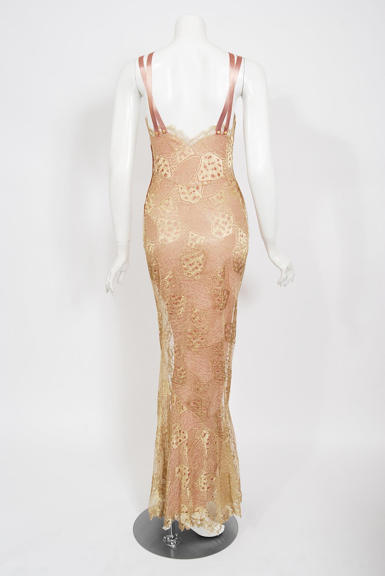 Jahrgang 2001 Christian Dior von John Galliano Kleid aus goldener Spitze und rosa Seide mit Schrägschnitt 8