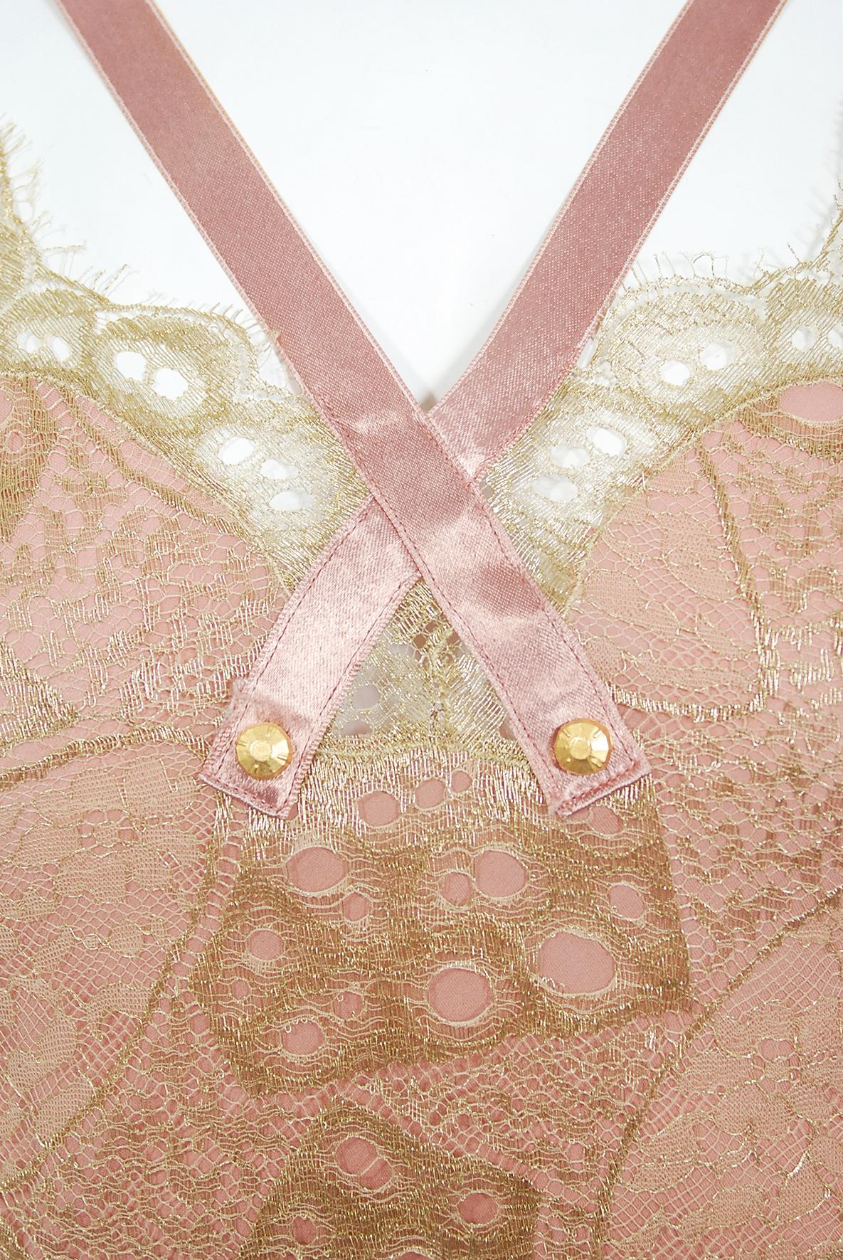 Jahrgang 2001 Christian Dior von John Galliano Kleid aus goldener Spitze und rosa Seide mit Schrägschnitt im Zustand „Gut“ in Beverly Hills, CA