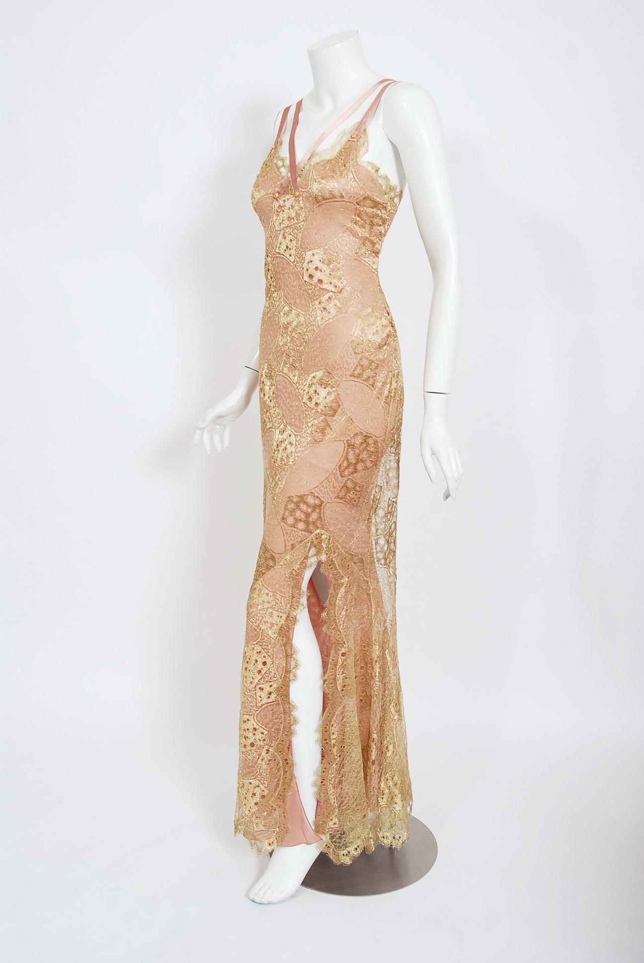 Jahrgang 2001 Christian Dior von John Galliano Kleid aus goldener Spitze und rosa Seide mit Schrägschnitt 1