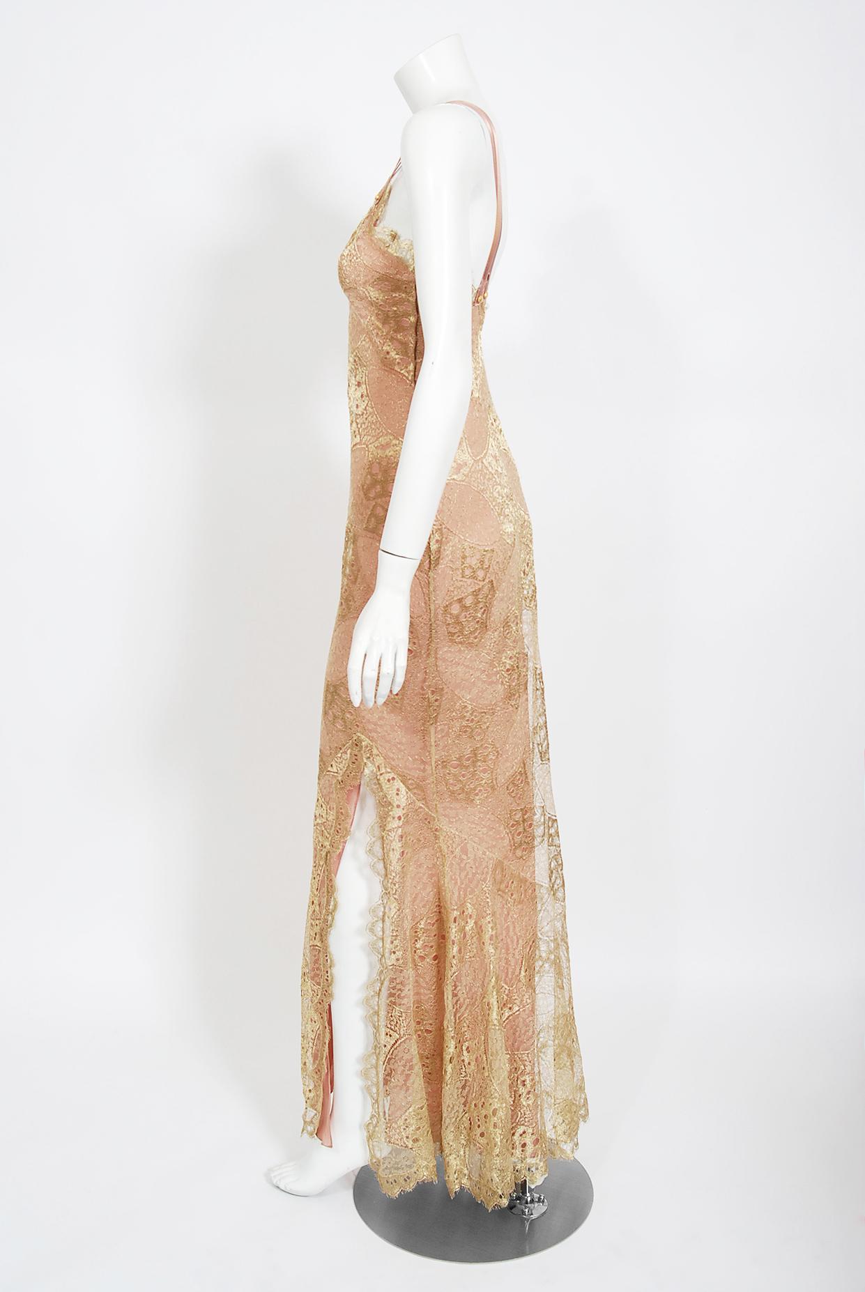 Jahrgang 2001 Christian Dior von John Galliano Kleid aus goldener Spitze und rosa Seide mit Schrägschnitt 4