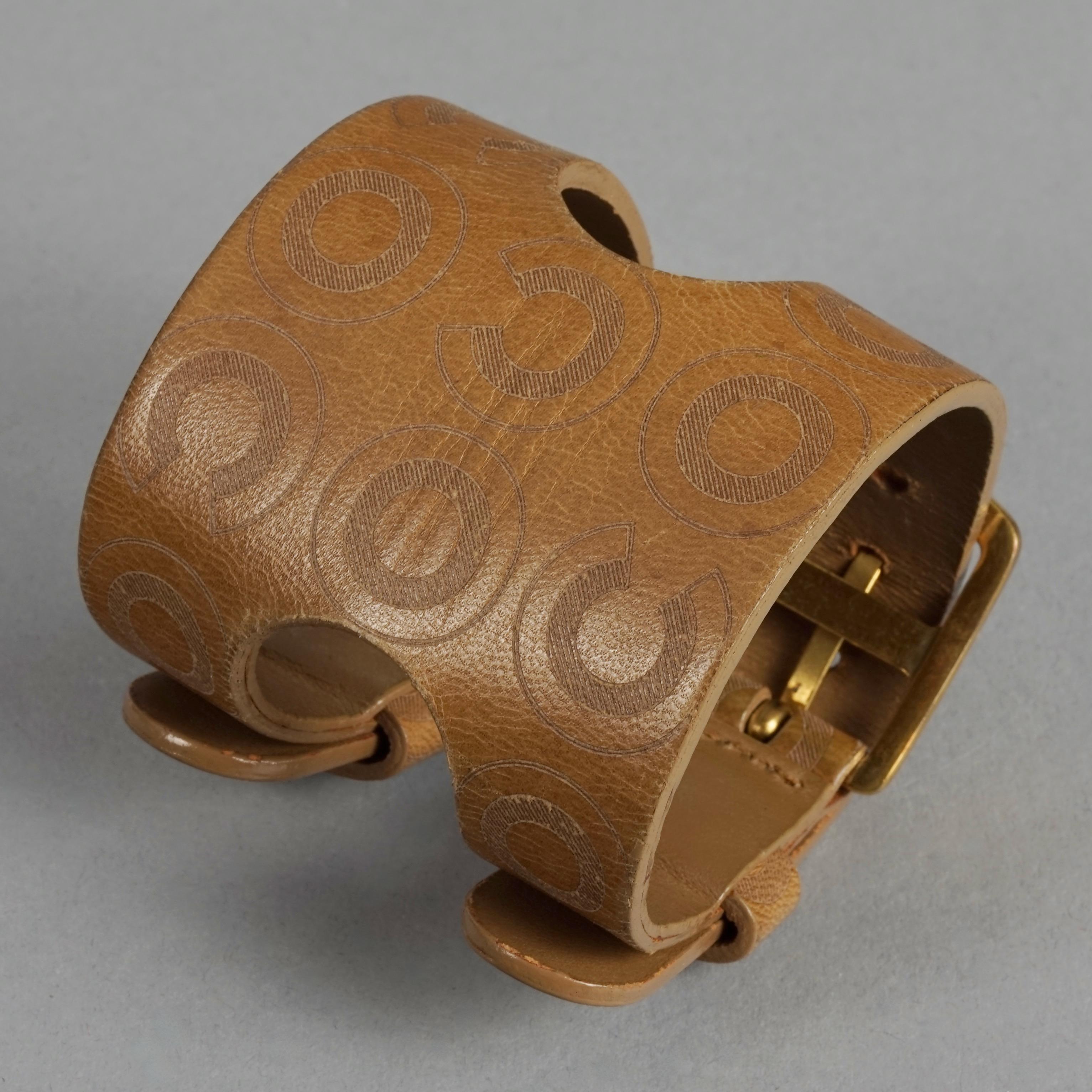 Vintage 2001 COCO CHANEL Double Buckle Brown Leather Cuff Bracelet In Good Condition For Sale In Kingersheim, Alsace