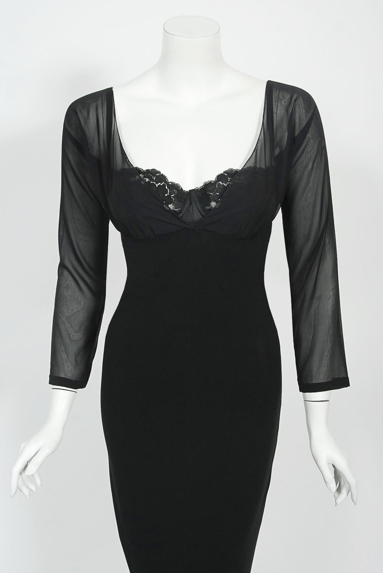 Une robe sablier ultra séduisante et totalement emblématique de Dolce & Gabbana en soie noire extensible et transparente, datant de la collection automne/hiver 2001. Comme le montre la photo, Beyoncé a porté une robe noire très similaire, avec