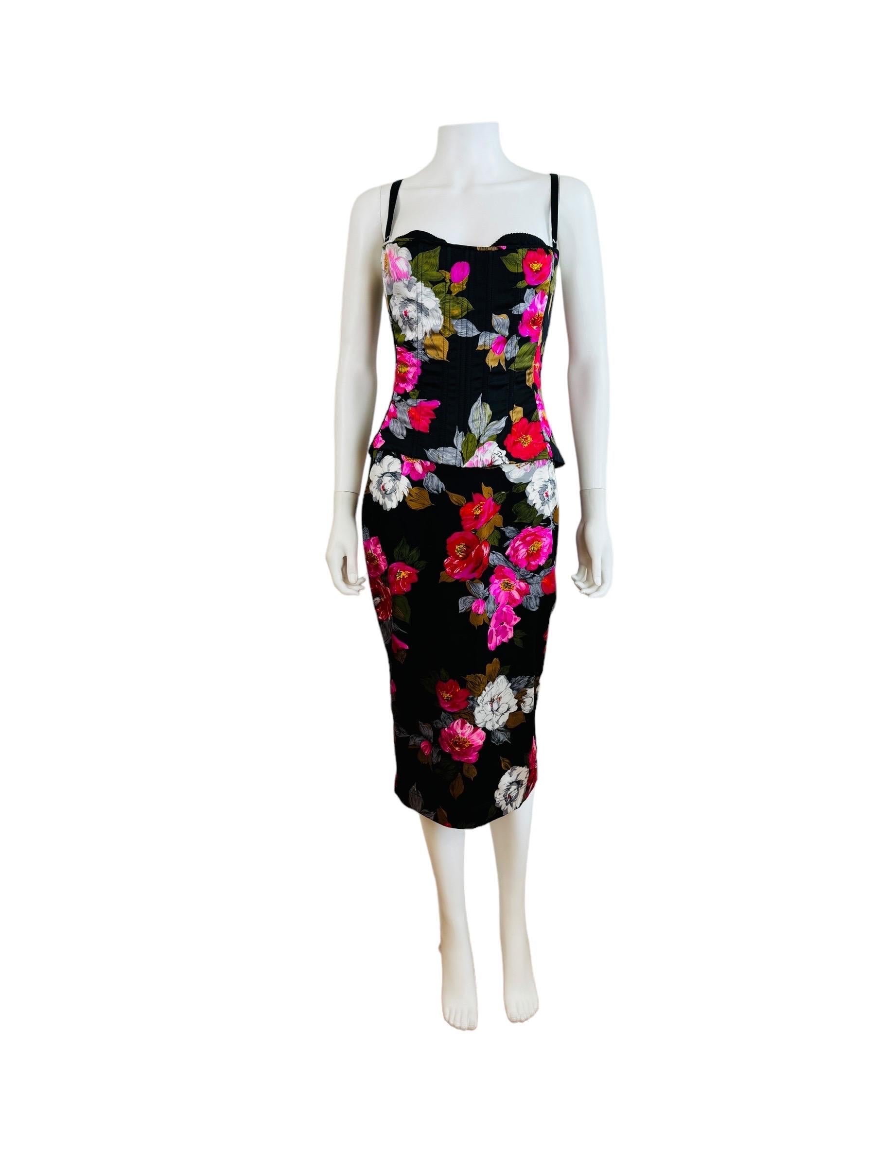 Stunning 2001 Dolce + Gabbana Set
Black silk + elastane fabric with oversized pink roses print
Bustier/corset style top with boning throughout + attached black bra
Adjustable bra shoulder straps
Top zips up the back
Fitted wiggle style knee length