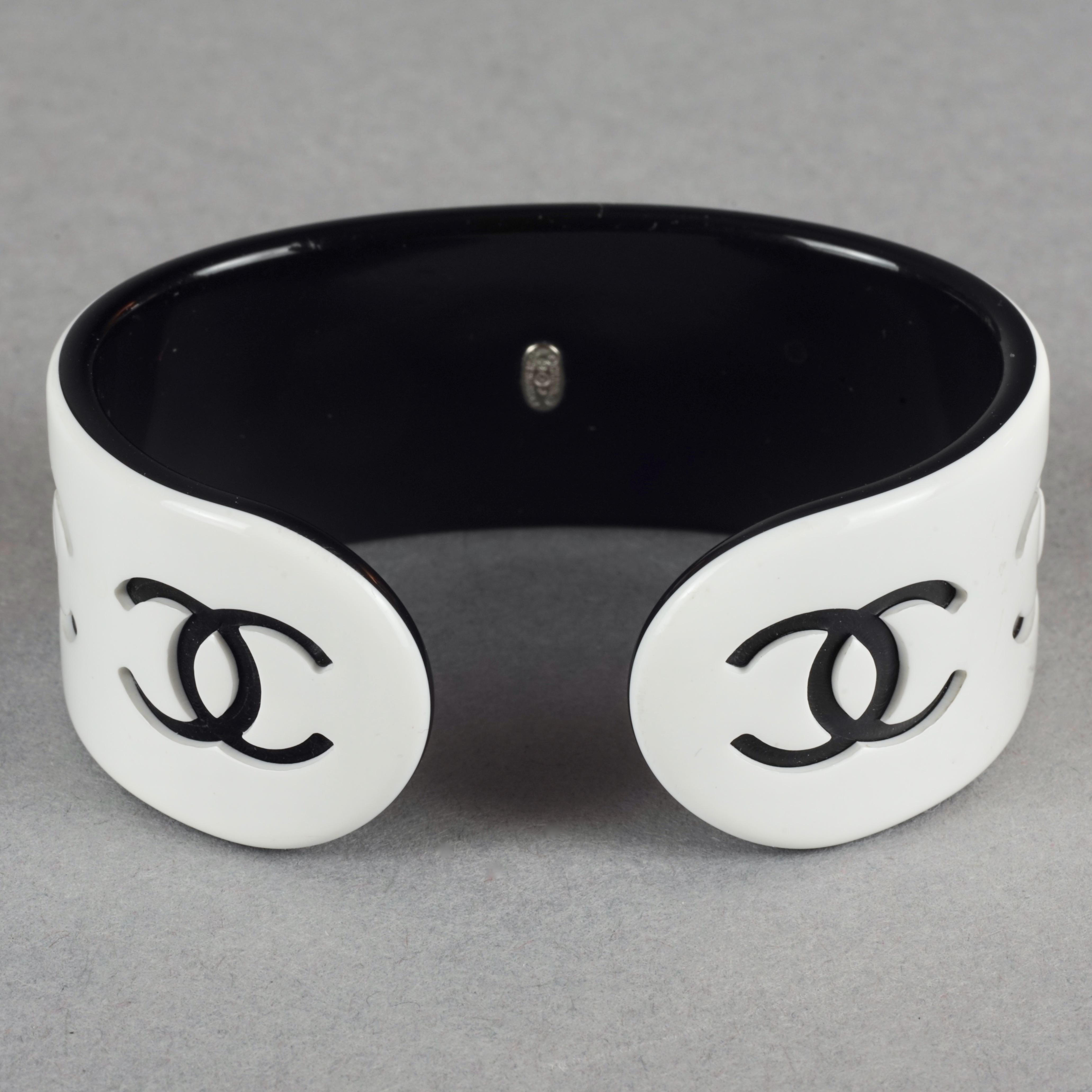 Vintage 2002 CHANEL White and Black CC Logo Perspex Cuff Bracelet In Excellent Condition For Sale In Kingersheim, Alsace