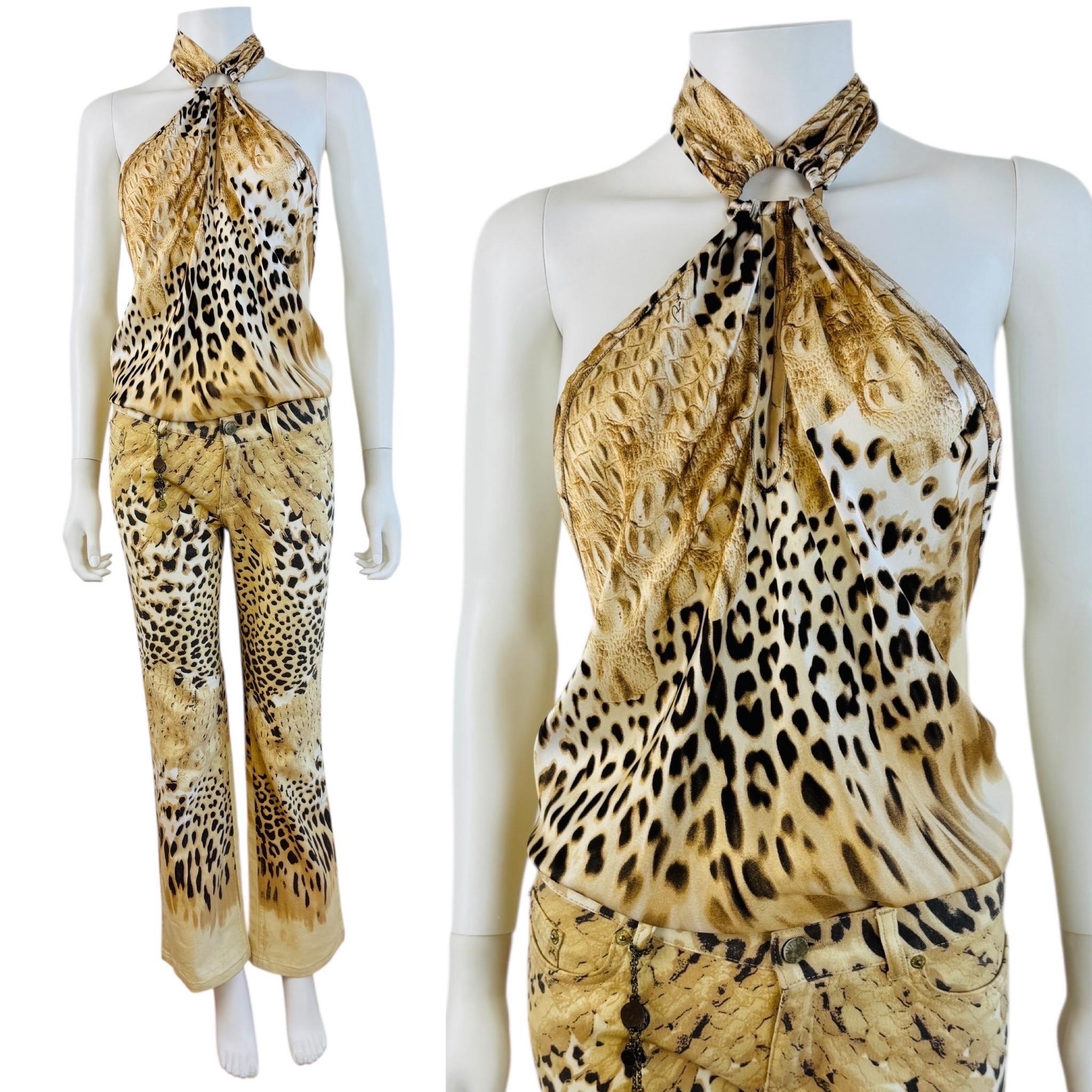 2002 Roberto Cavalli Top + Pantaloni Jeans Denim
Top in tessuto di seta con stampa leopardo e coccodrillo
Scollo halter
Lacci lunghi al collo
La parte superiore scivola in alto
Sfoderato
Pantaloni jeans in denim stretch abbinati
Chiusura con bottoni