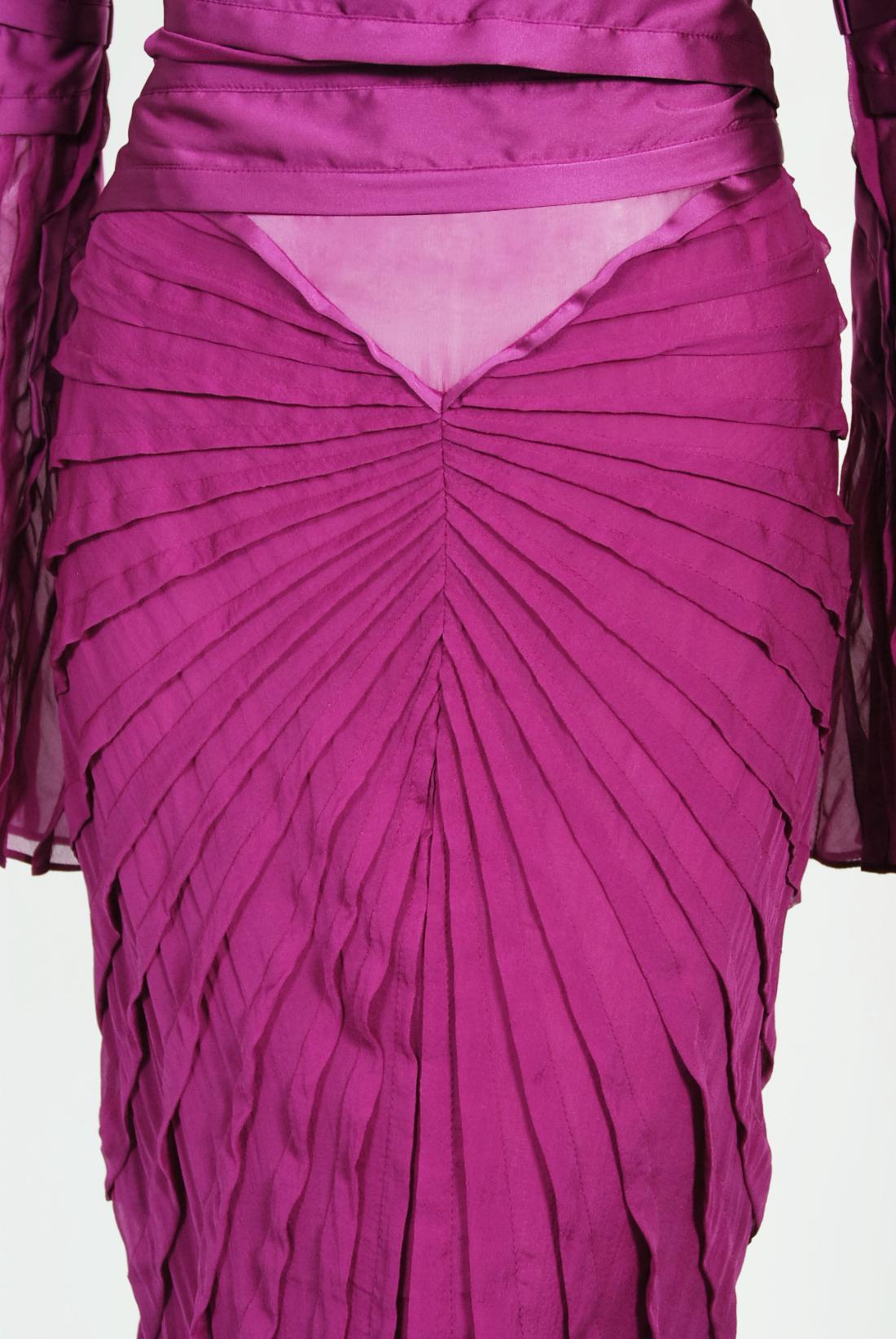 2004 Gucci by Tom Ford Runway Pleated Purple Silk Bell Sleeve Cut-Out Dress For Sale 6