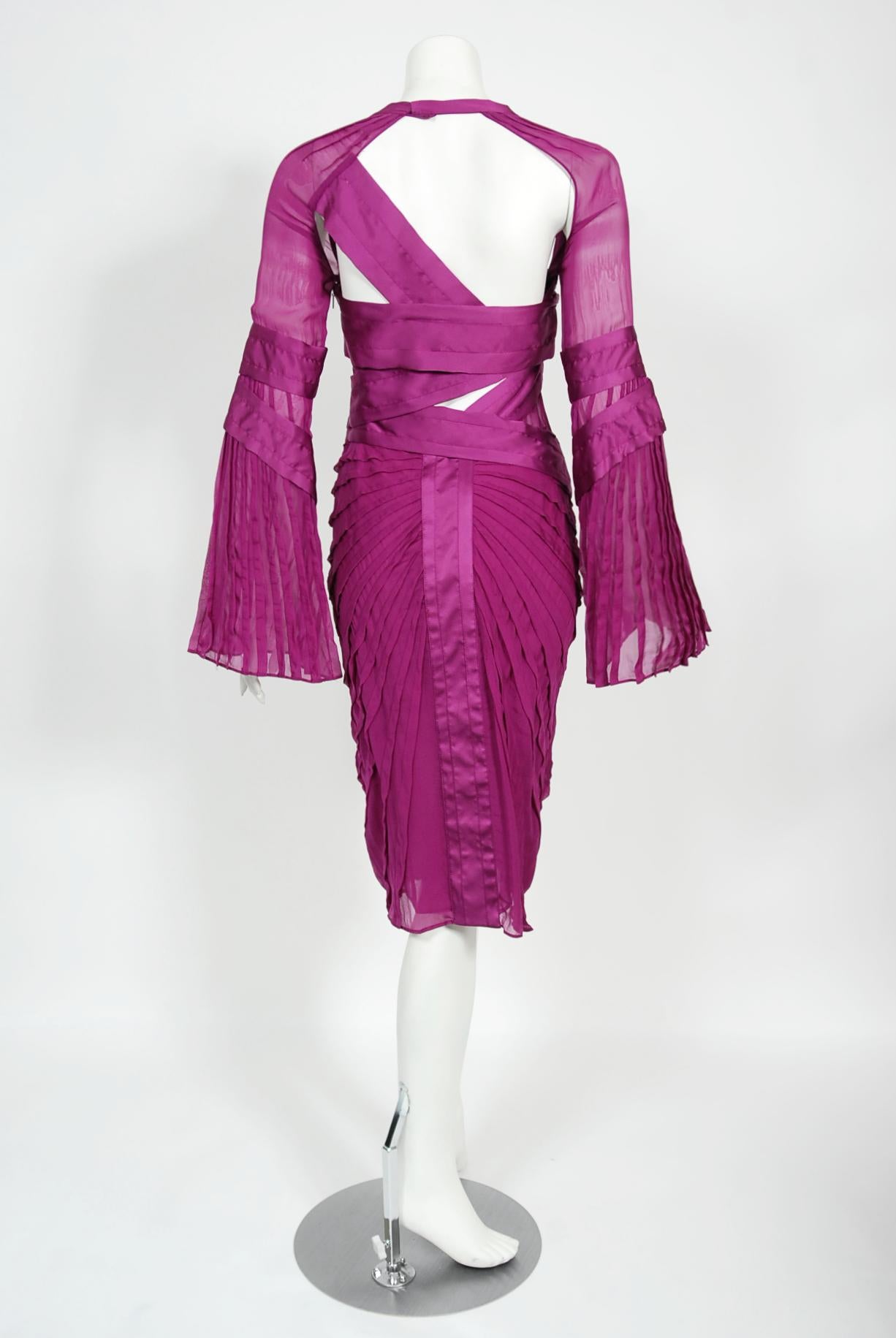 Vintage 2004 Gucci by Tom Ford Pleated Purple Silk Bell Sleeve Cut-Out Dress For Sale 8