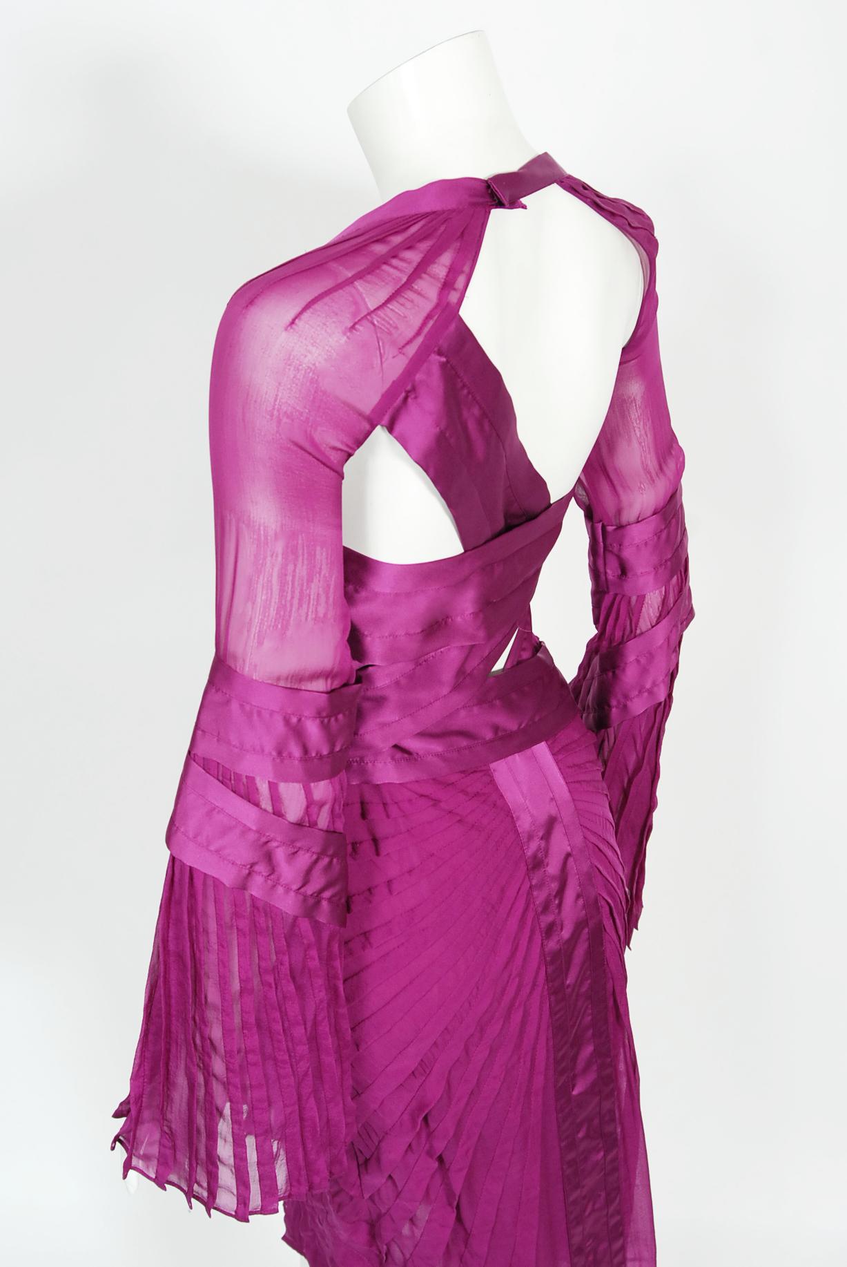 Vintage 2004 Gucci by Tom Ford Pleated Purple Silk Bell Sleeve Cut-Out Dress For Sale 9