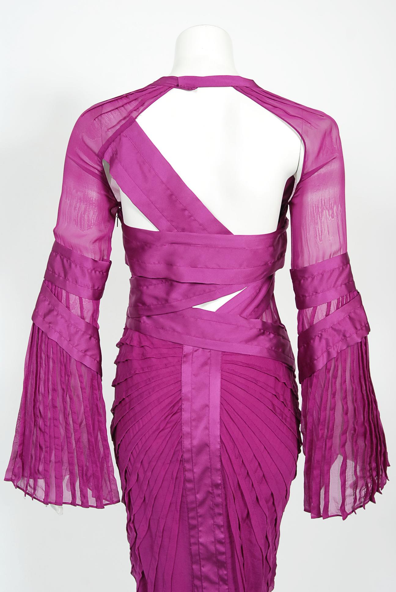 2004 Gucci by Tom Ford Runway Pleated Purple Silk Bell Sleeve Cut-Out Dress For Sale 10