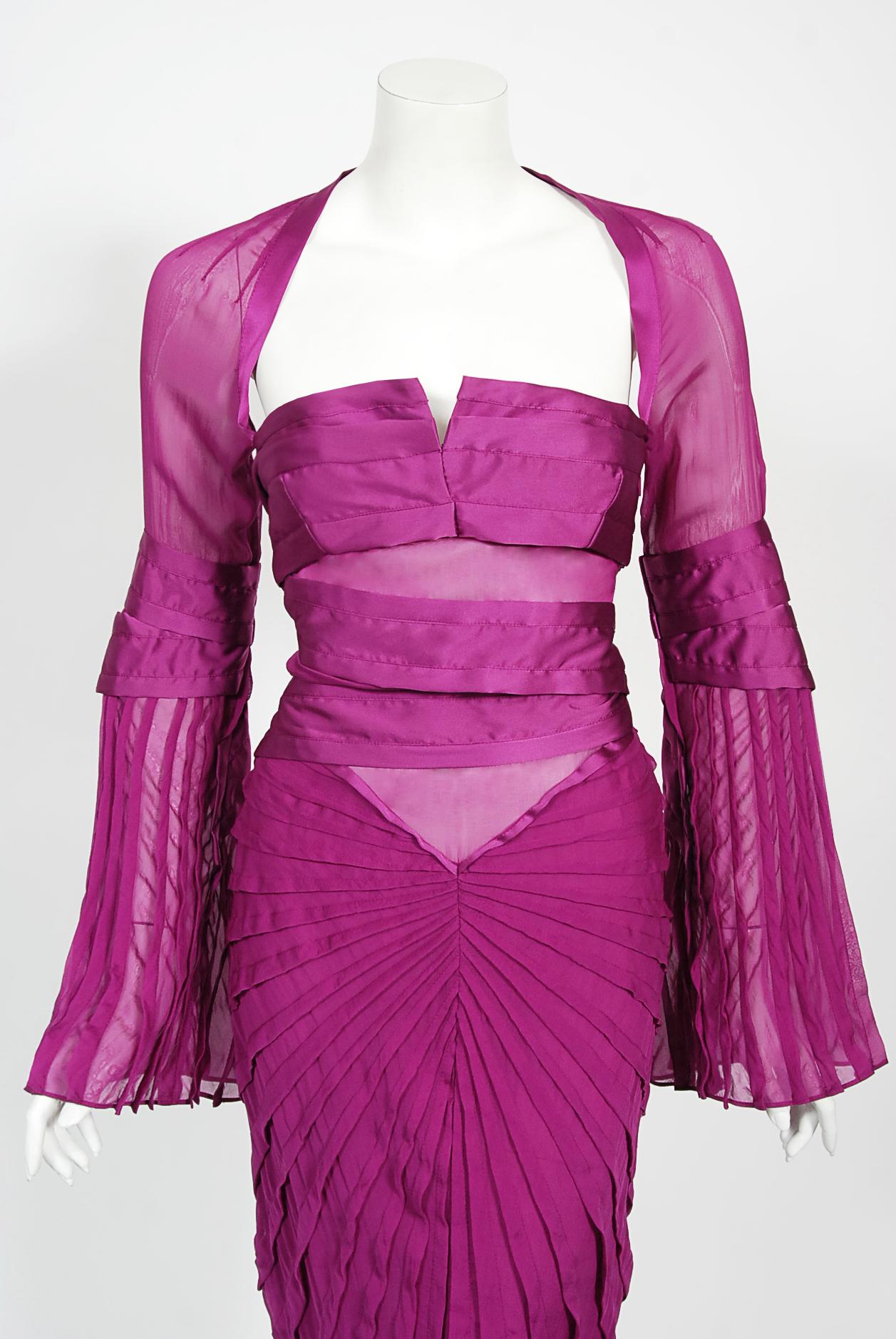Absolut umwerfend und sofort wiedererkennbar: Gucci by Tom Ford dokumentiert den Laufsteg-Look #27 von Liya Kebede für Herbst/Winter 2004. Dieser ikonische lila Hingucker ist eines der begehrtesten Kleider aus seiner letzten Kollektion mit Gucci.