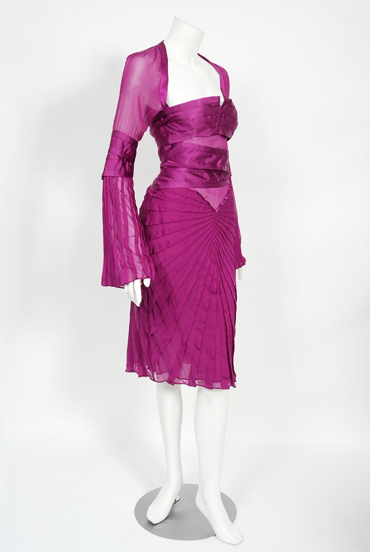 Women's 2004 Gucci by Tom Ford Runway Pleated Purple Silk Bell Sleeve Cut-Out Dress For Sale