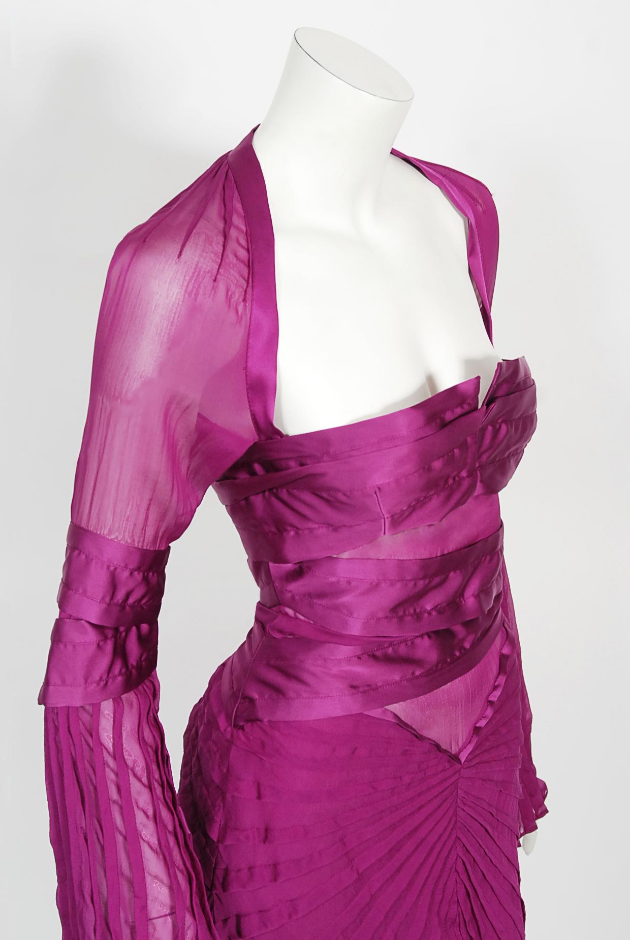 Vintage 2004 Gucci by Tom Ford Pleated Purple Silk Bell Sleeve Cut-Out Dress For Sale 1