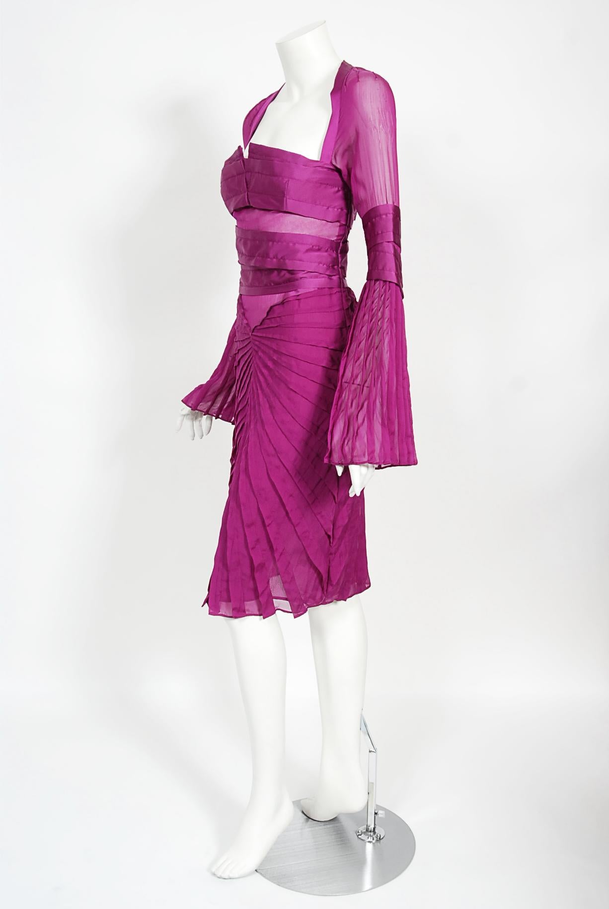 Vintage 2004 Gucci by Tom Ford Pleated Purple Silk Bell Sleeve Cut-Out Dress For Sale 2