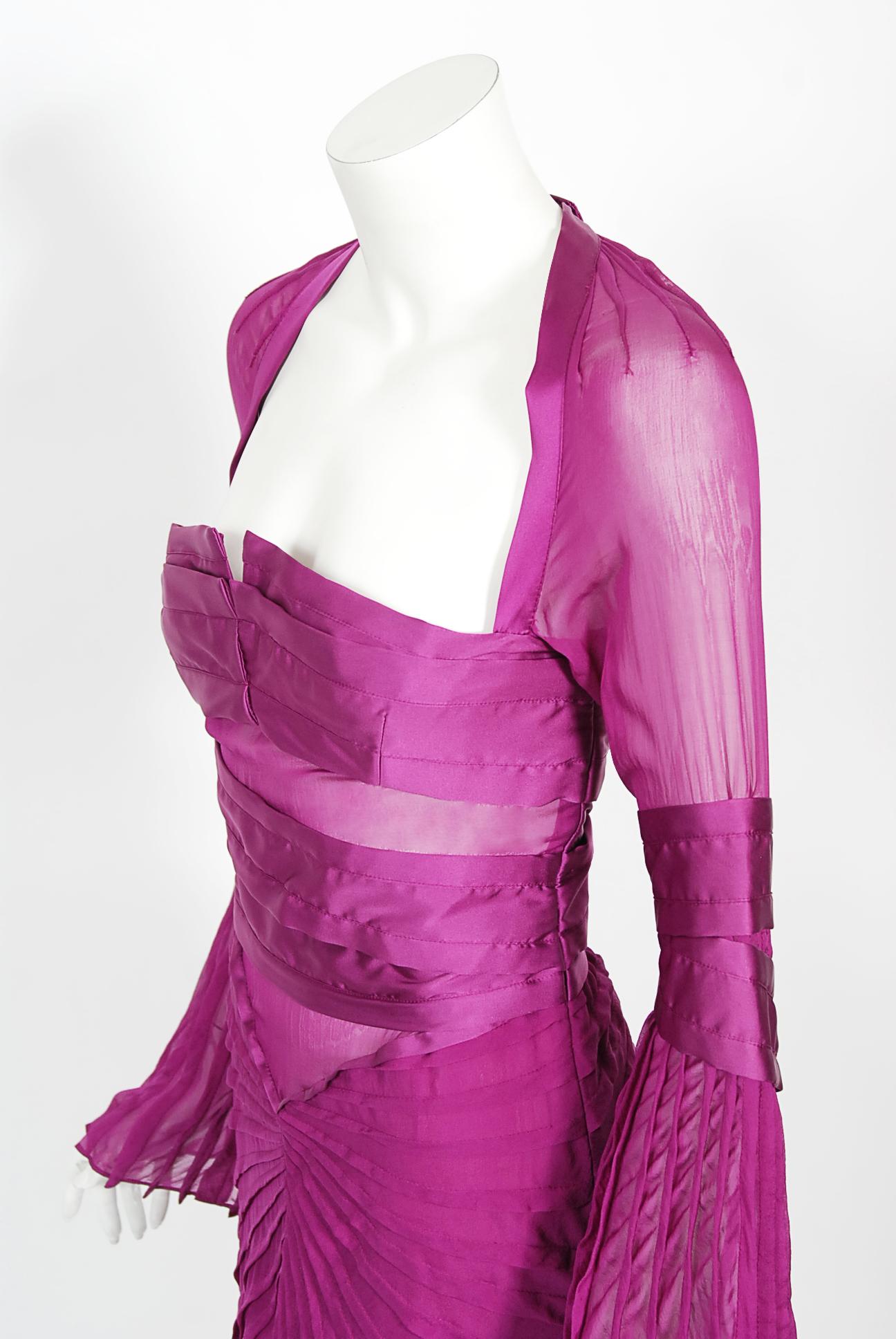 2004 Gucci by Tom Ford Runway Pleated Purple Silk Bell Sleeve Cut-Out Dress For Sale 3
