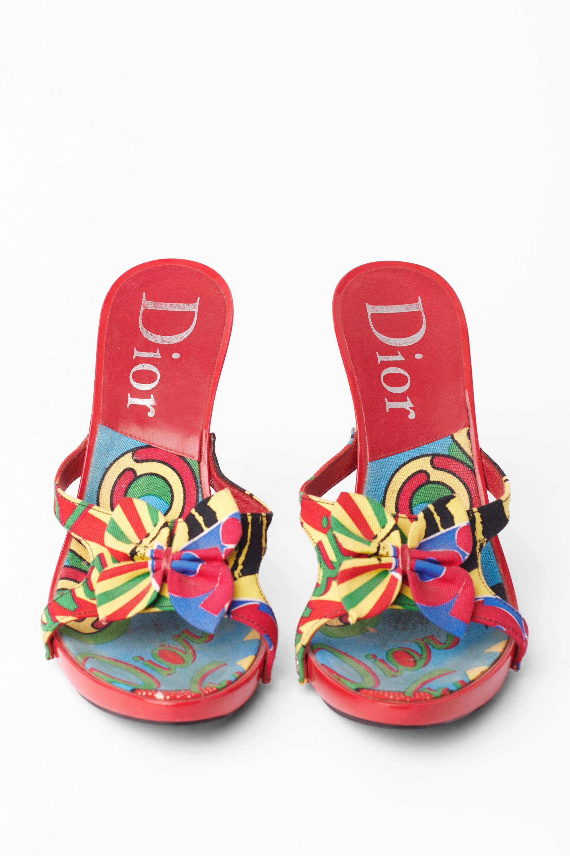Vintage Christian Dior 2004 Rasta print heels. Features rasta pattern print all-over, butterfly bow at front, cut out front and high heel.
Brand: Christian Dior
Color: Multi
Size: UK 4
Brand: Christian Dior
Tag Size: 37
Modern Size: UK: 4, US: 6,