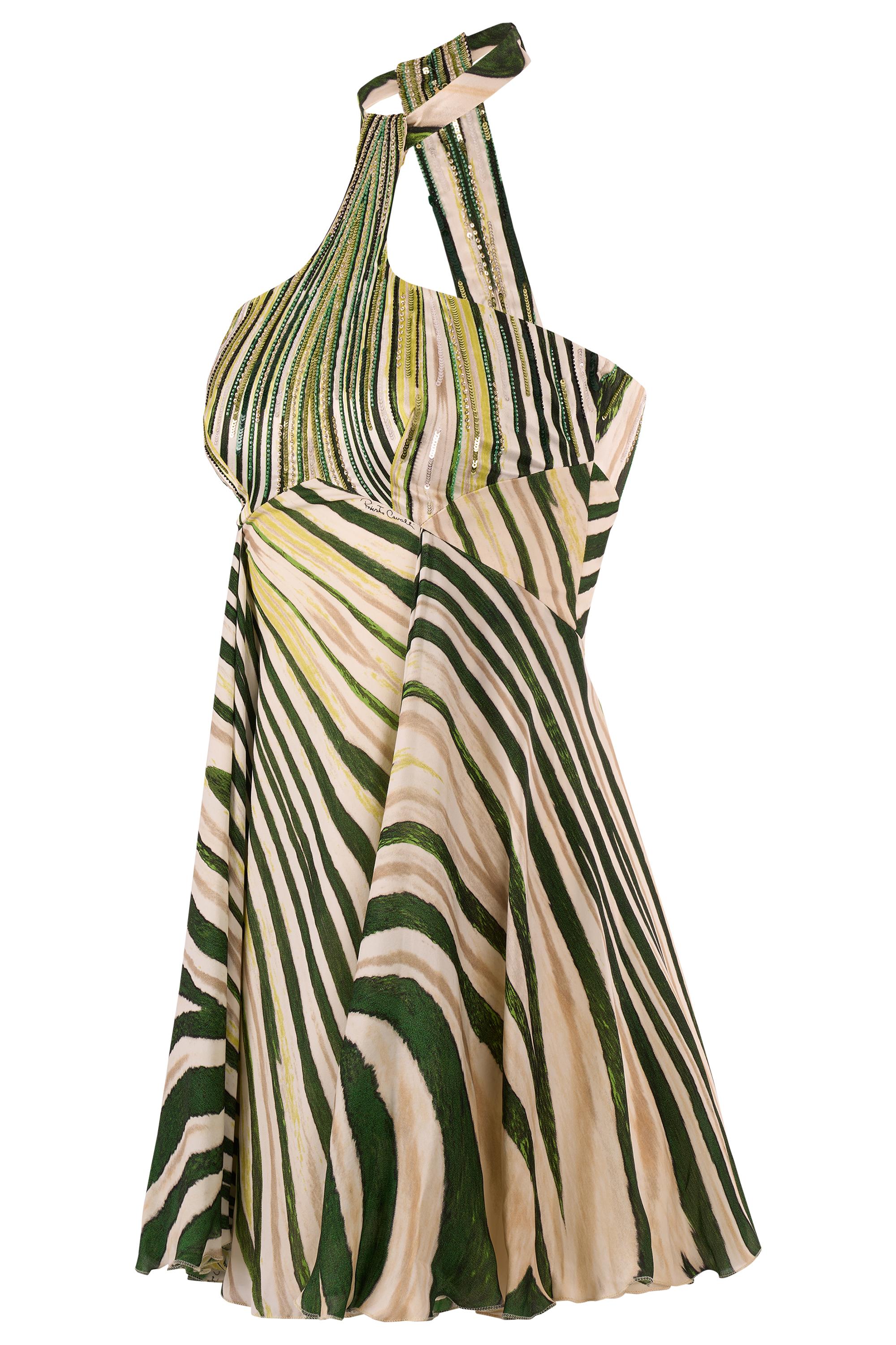 De la collection 2004 de Roberto Cavalli. Dotée d'une silhouette dos nu, elle est ornée de paillettes et de perles complexes qui rehaussent l'imprimé rayé vert, jaune et ivoire d'un éclat radieux. Fermeture à glissière dissimulée au dos. Vintage, en