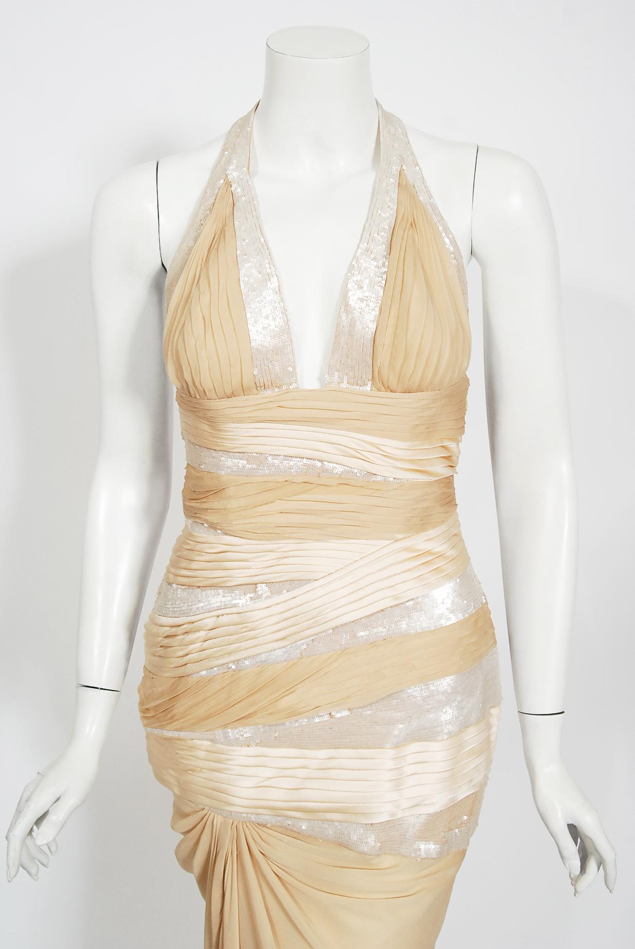Beige Versace Runway Finale de 2006 - Robe dos nu sablier en soie à sequins champagne avec étiquette  en vente