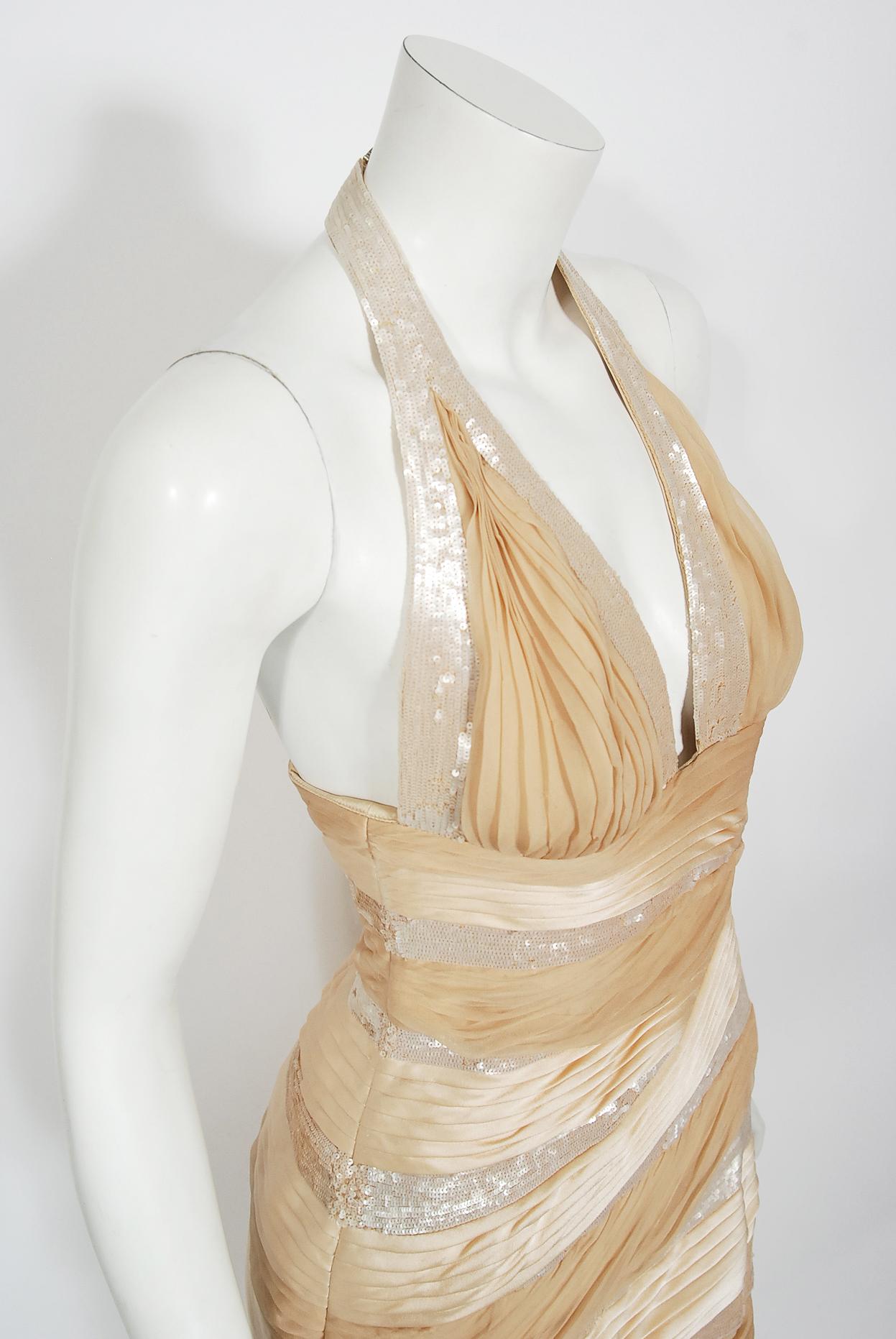 Versace Runway Finale de 2006 - Robe dos nu sablier en soie à sequins champagne avec étiquette  Pour femmes en vente