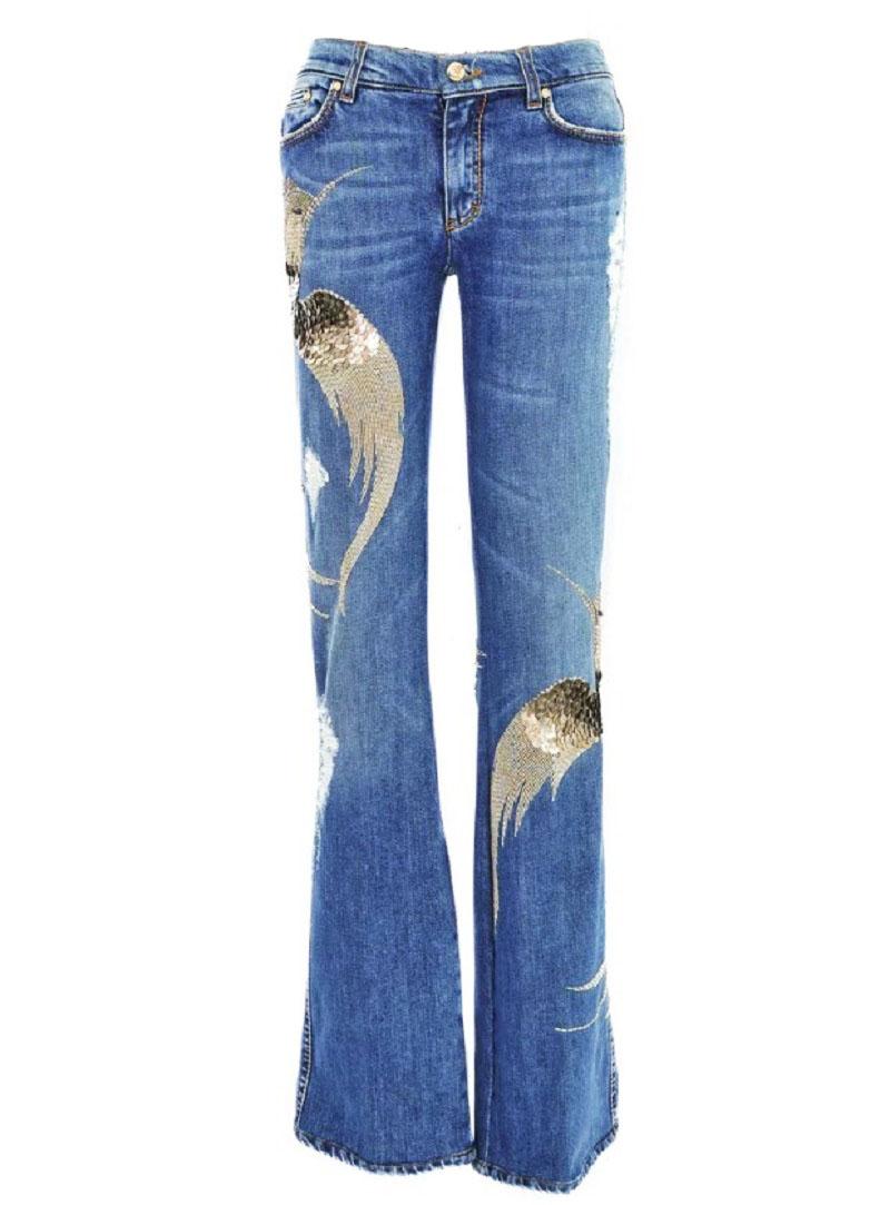  Jeans Roberto Cavalli con colibrì impreziosito
Collezione Vintage'S 2008
Taglia italiana - 38
Jeans a vita bassa, bootcut, semi-distressed, in denim a lavaggio medio.
Squisito ricamo di colibrì con perline e paillettes. 
Cinque tasche, Chiusura con