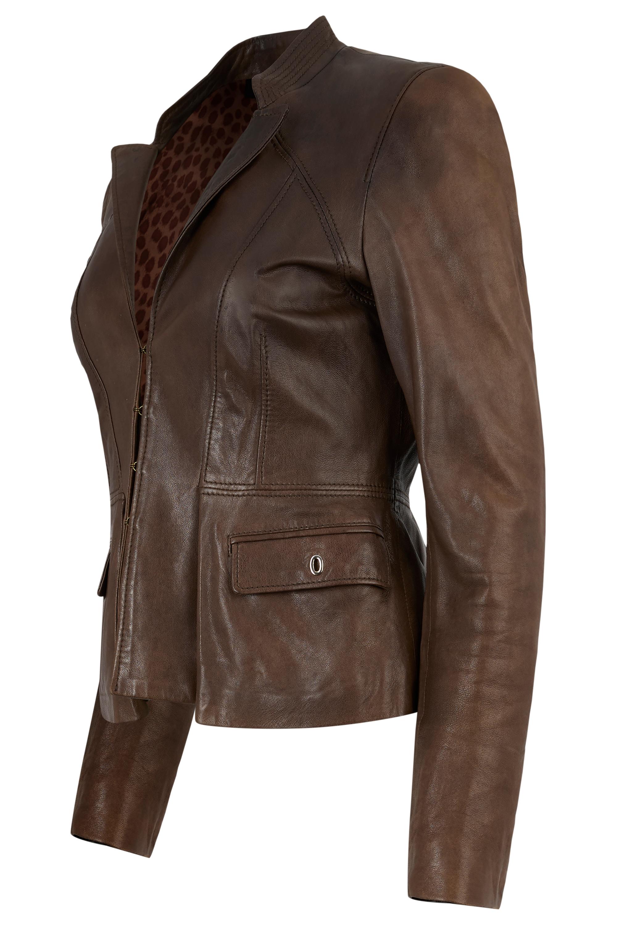 Vintage 2009 Just Cavalli Brauner Lederblazer. Aus schokoladenbraunem, weichem Leder. Tiefer V-Ausschnitt, ausgestellte Ärmel, zwei Klappentaschen vorne. Wird mit einem verdeckten Hakenverschluss auf der Vorderseite geschlossen. 

In ausgezeichnetem