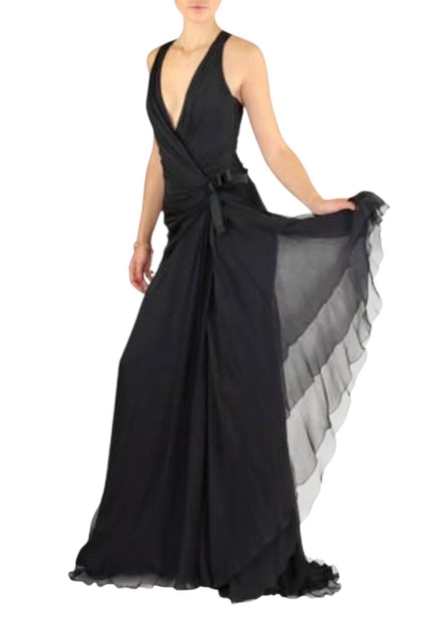 2009 Vintage Versace Vestido de seda negro

Este raro y sofisticado vestido de noche Versace 2009 es una pieza de coleccionista, que muestra la sensualidad característica de la casa y su experto drapeado. Confeccionado en lujosa gasa de seda negra,